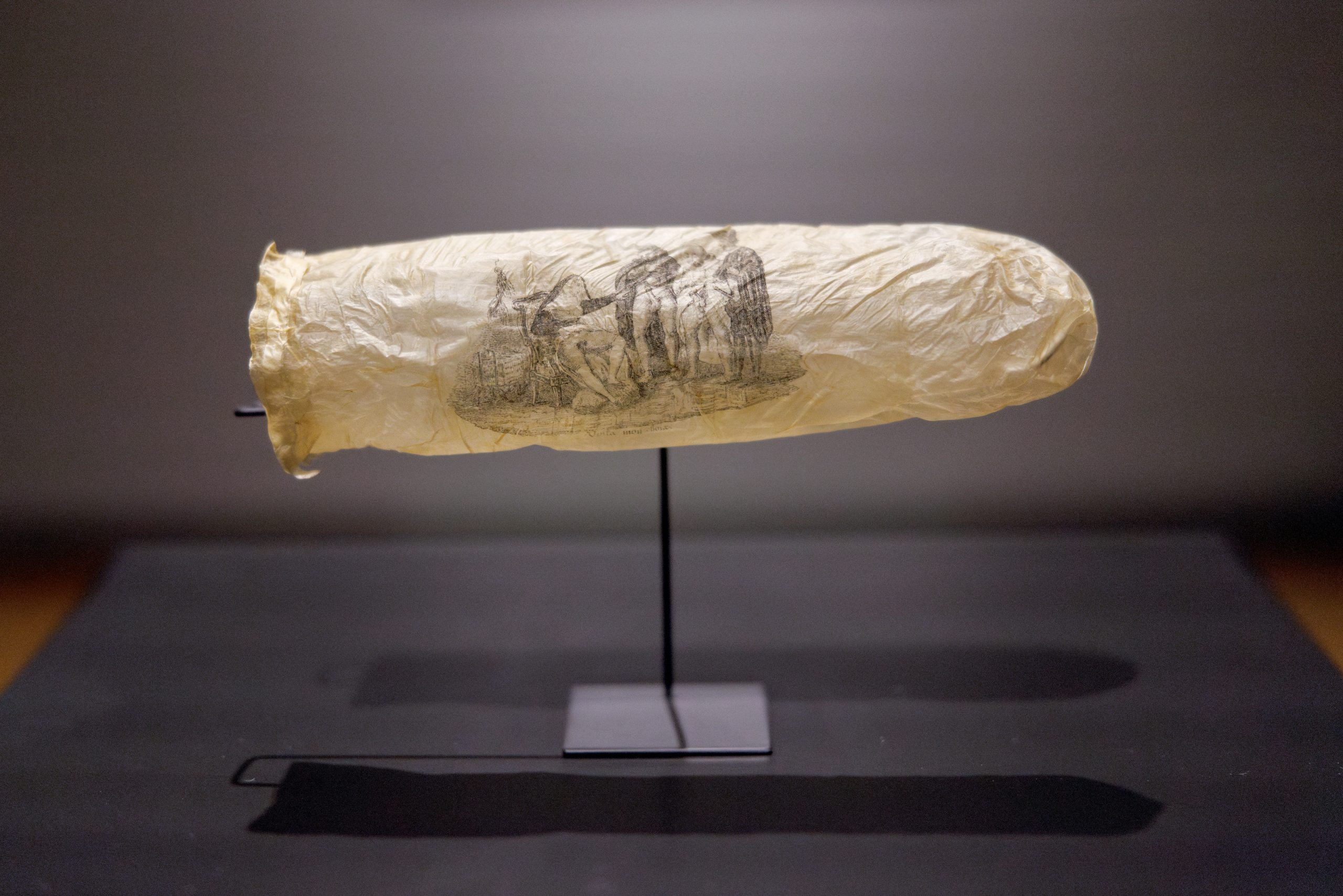 Museu de Amesterdão exibe preservativo do século XIX com gravura erótica