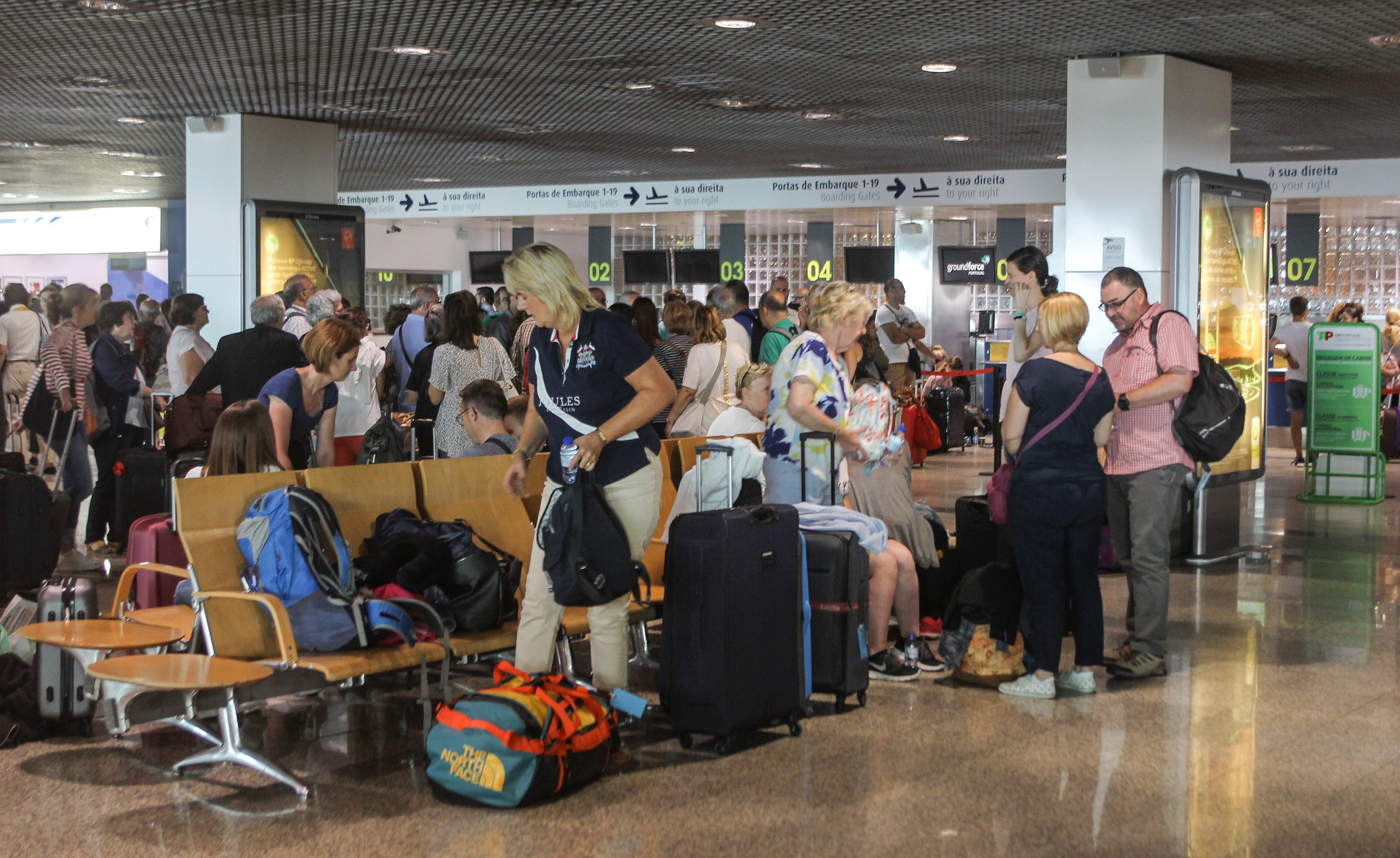 Aeroportos portugueses batem recorde com 16,6 milhões de passageiros no verão