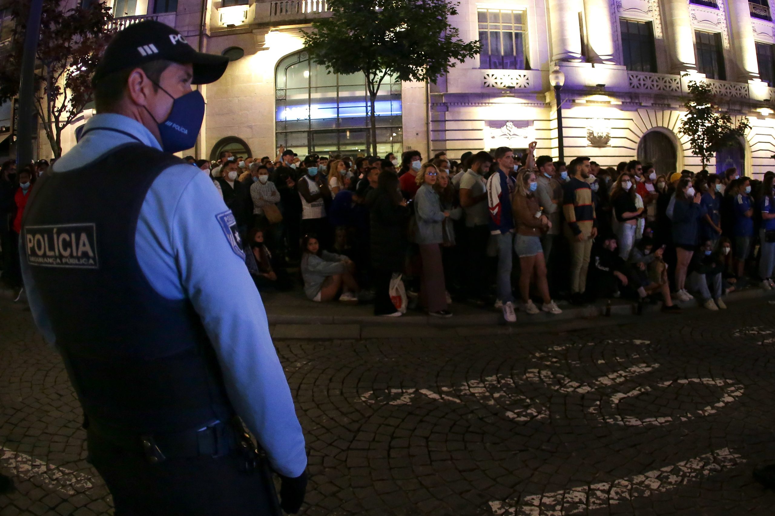 Dois adeptos ingleses detidos no Porto e um agente ferido