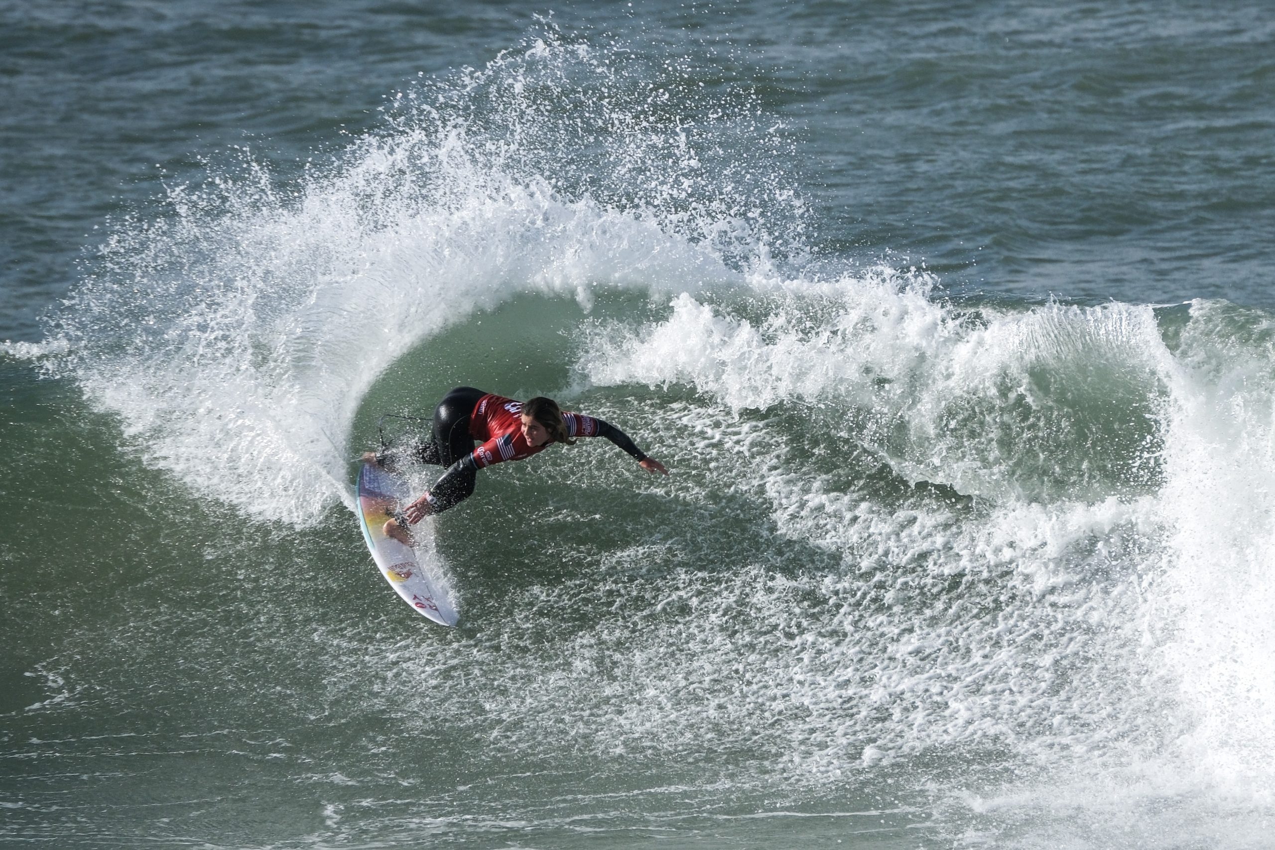 Campeã mundial Caroline Marks cai nos ‘quartos’ da prova de surf em Peniche