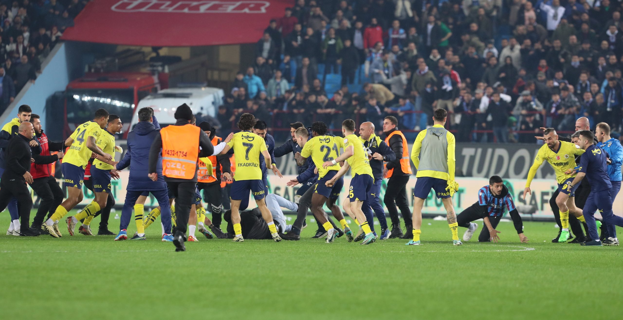 Jogadores do Fenerbahçe envolvidos em violência convocados pela federação turca