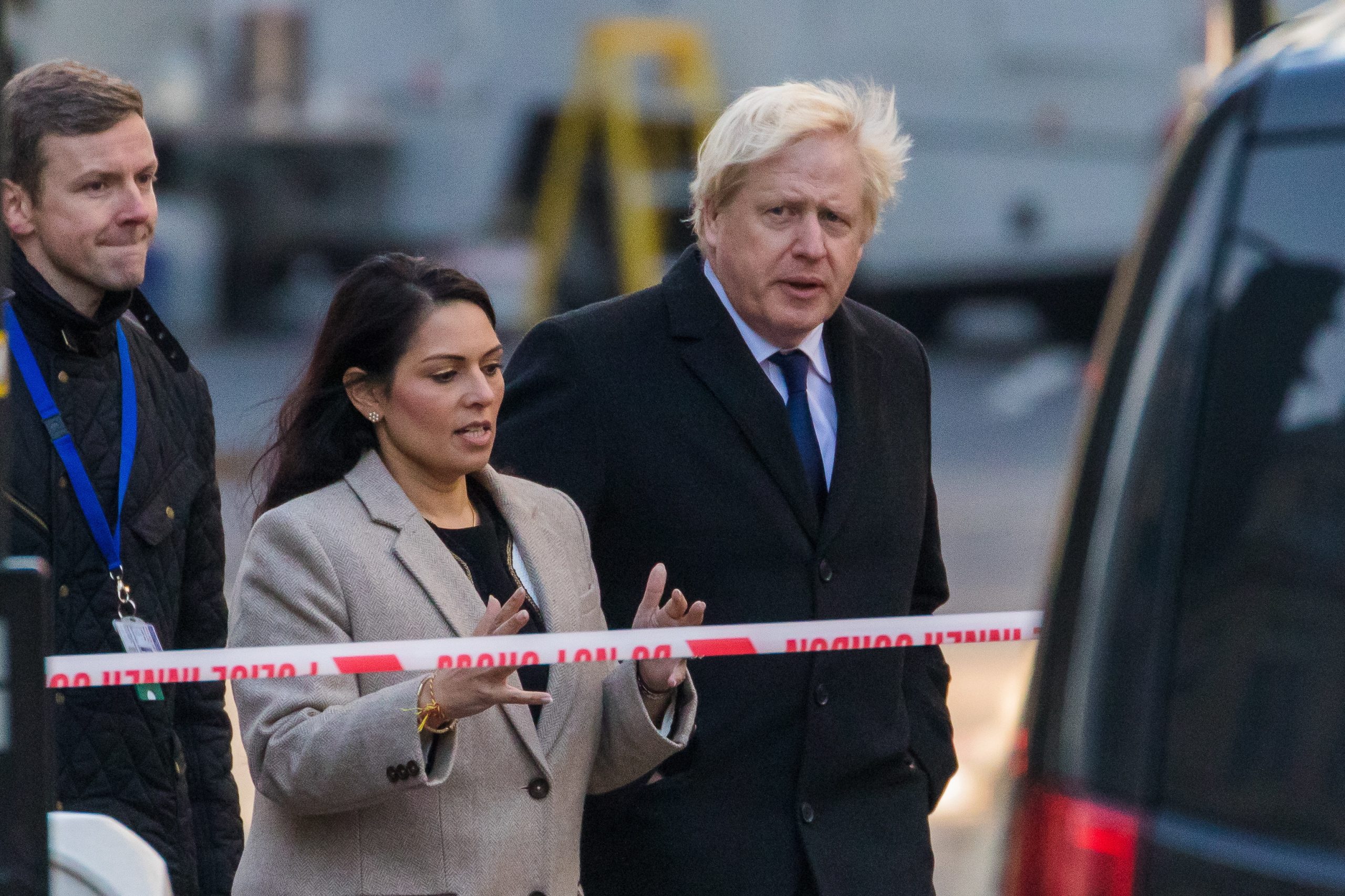 “Este sistema tem que acabar”. Boris Johnson quer acabar com libertações antecipadas de condenados por crimes de terrorismo