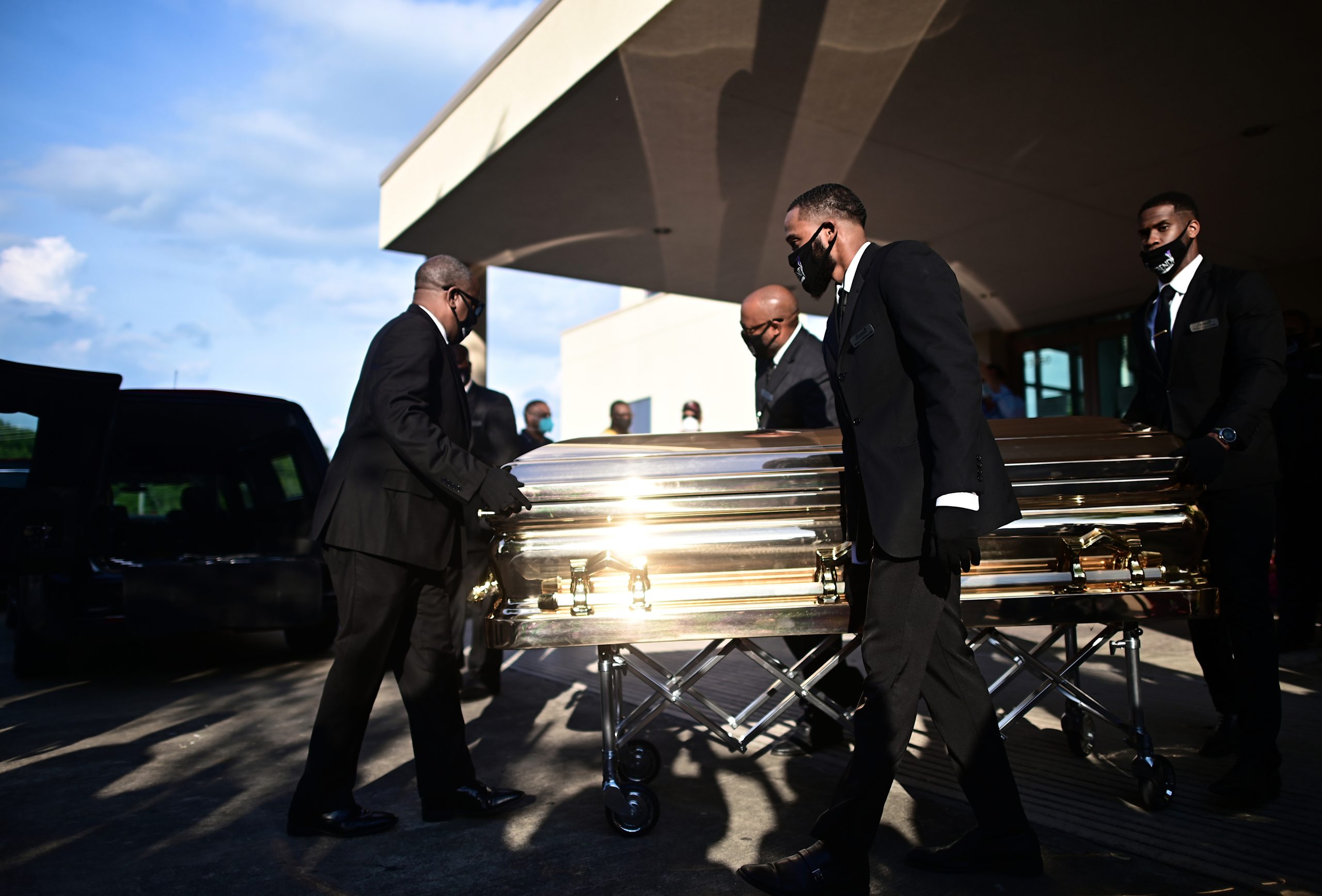 “É tempo de mudança e de superar a opressão, a violência policial e o racismo”. Dor e reflexão no último adeus a George Floyd, em Houston