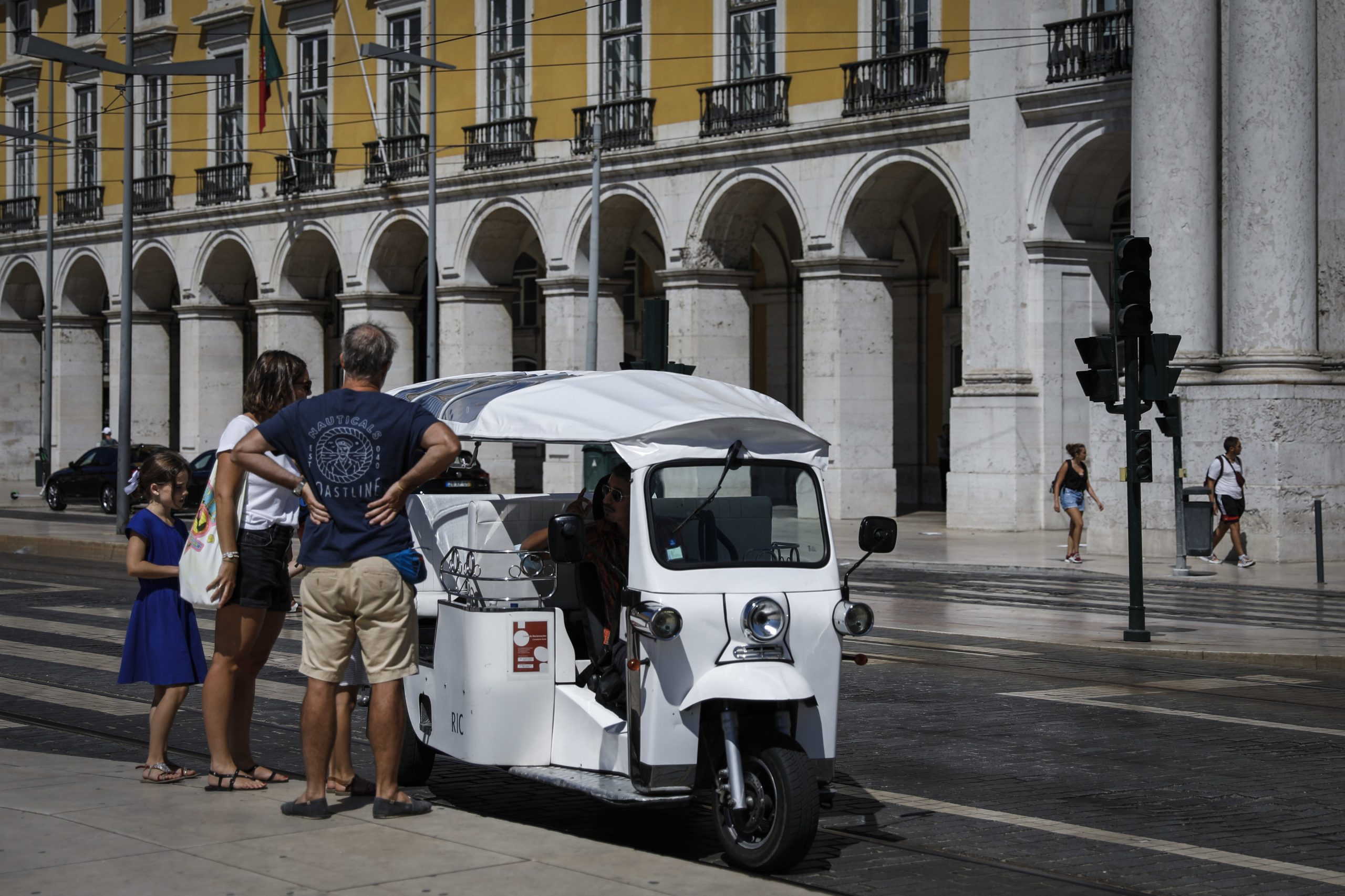 “Queremos os nossos bairros históricos desentupidos de ‘tuk-tuks’”. Associação Cidadania Lx pede fim de tuk-tuks à Câmara de Lisboa