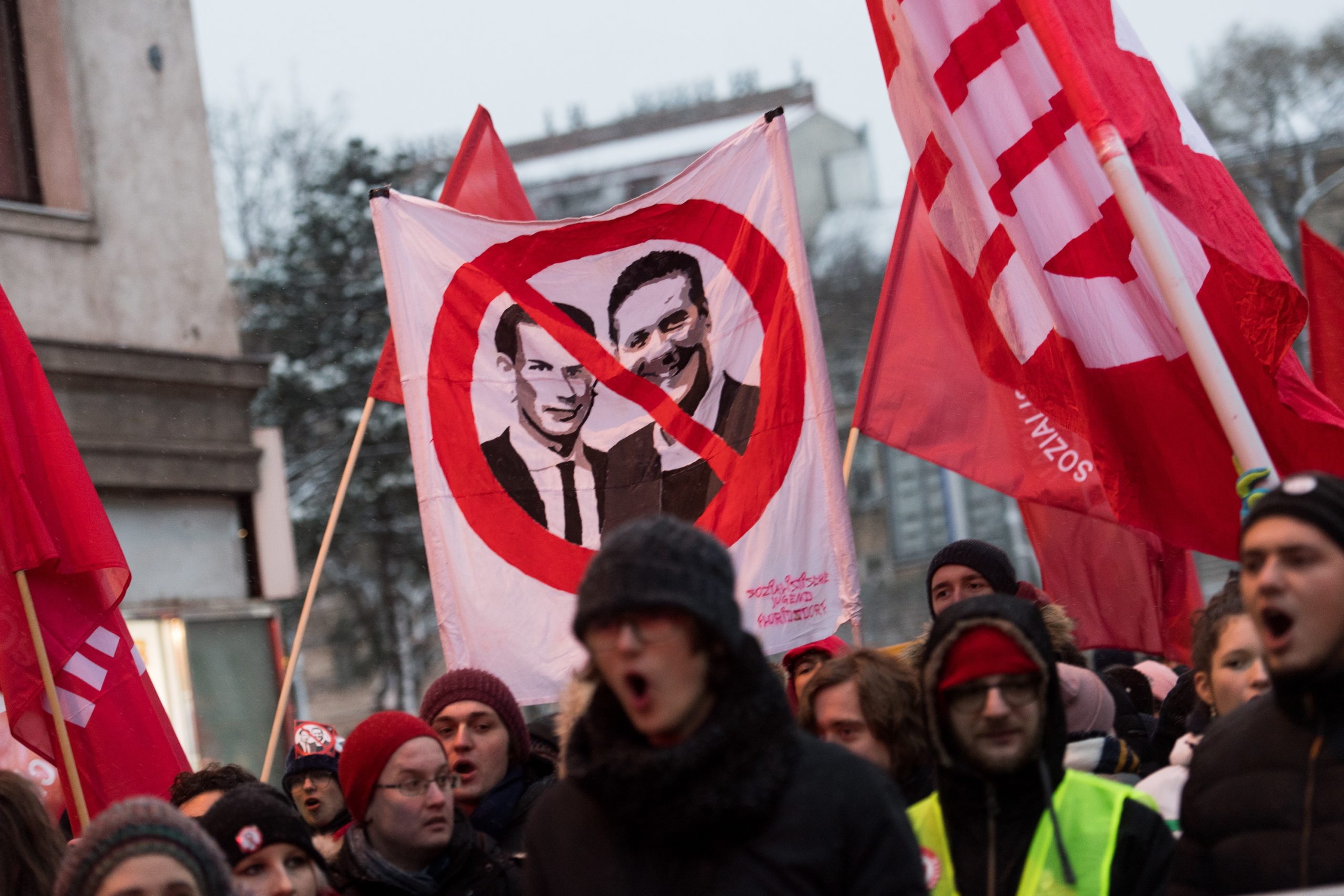 Milhares de pessoas manifestam-se em Viena contra o Governo conservador austríaco