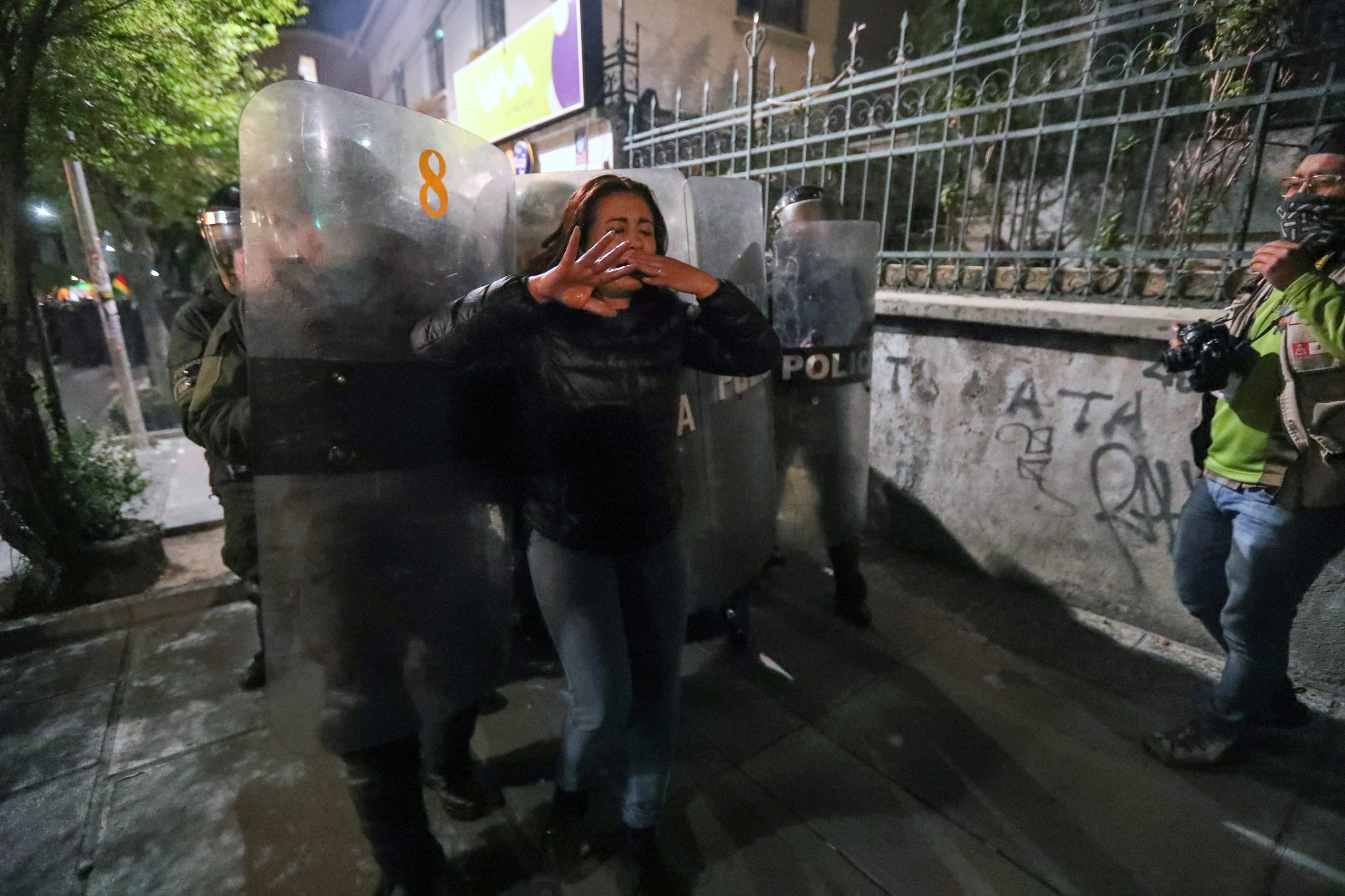 Eleições Bolívia: reviravolta “difícil de explicar” na contagem dos votos provoca confrontos nas ruas
