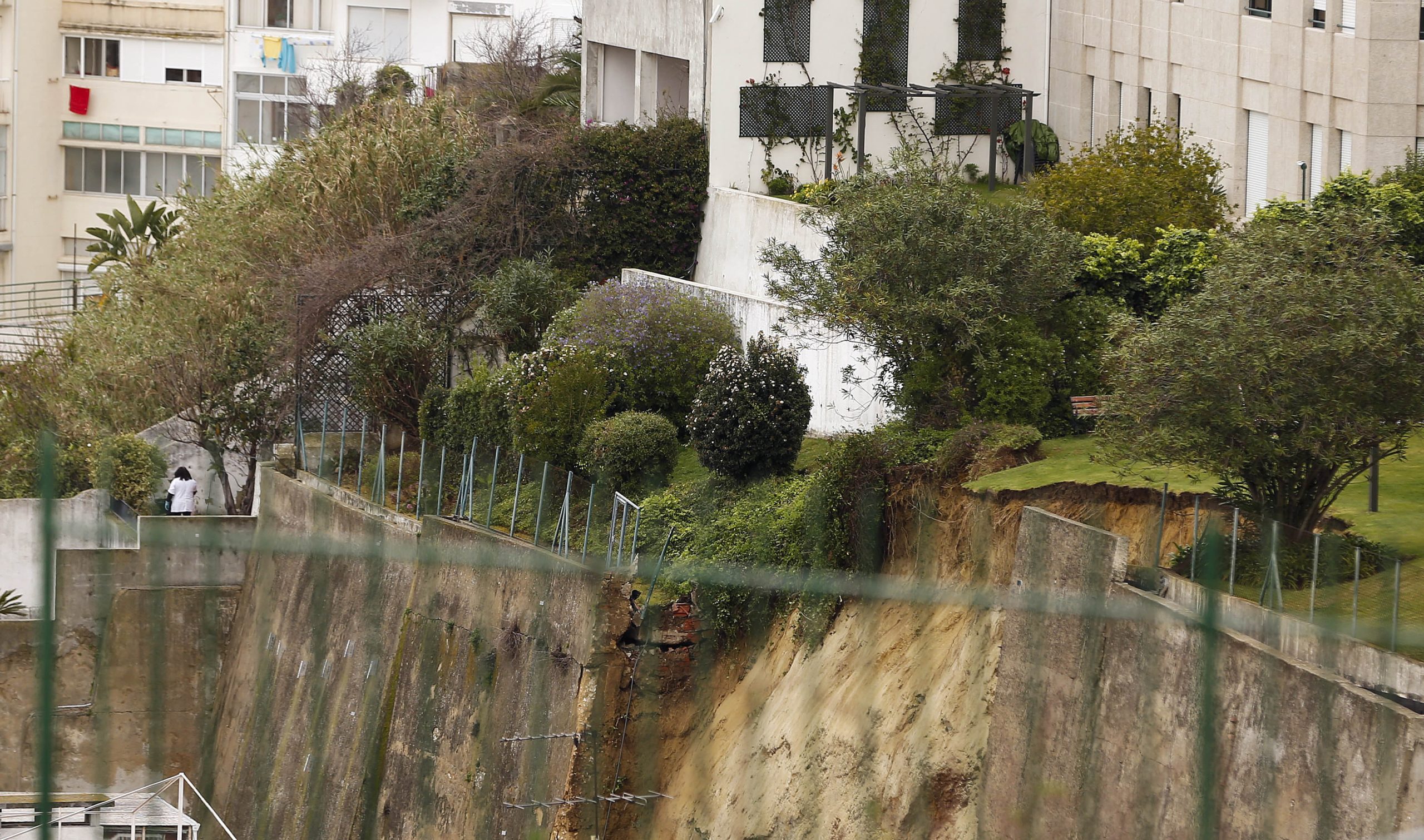 Lisboa: Proteção Civil evacua mais um prédio na Graça após desabamento de terras