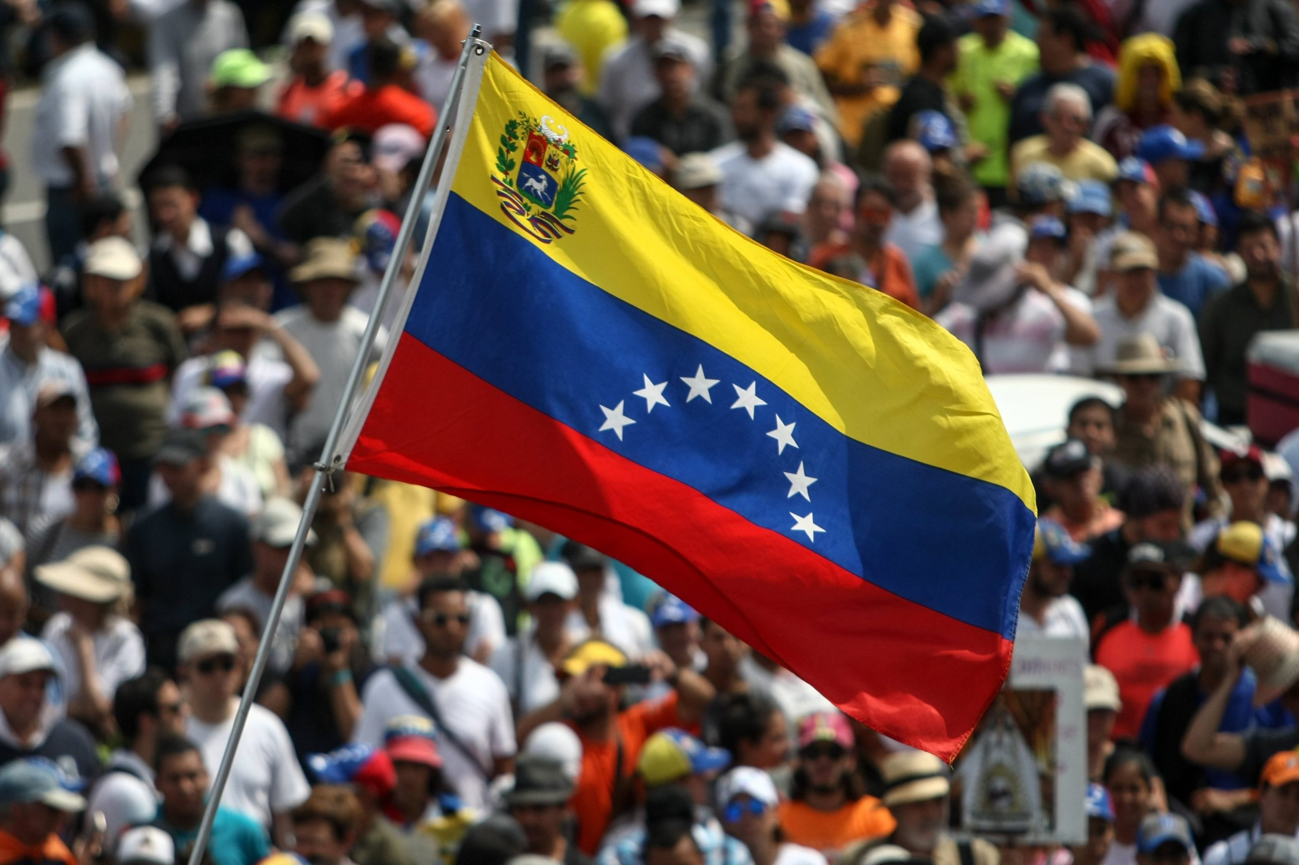 Venezuela: Eleições livres são única saída para atual “catástrofe política”, diz Tajani