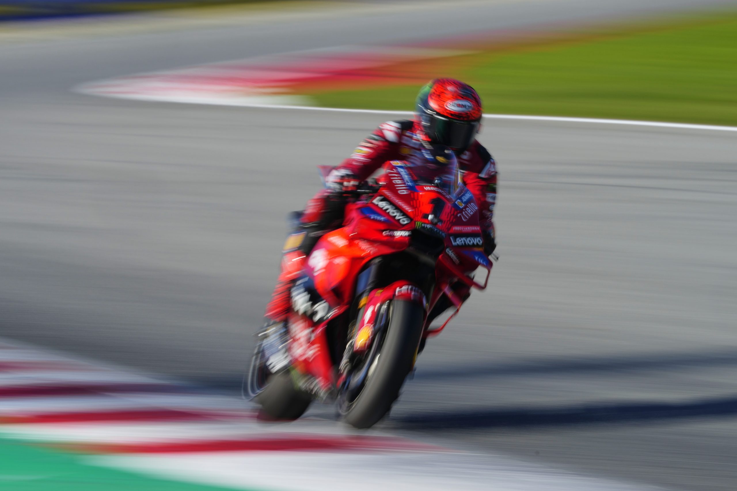 MotoGP: Bagnaia remete decisão para domingo ao vencer sprint, Oliveira 18.º
