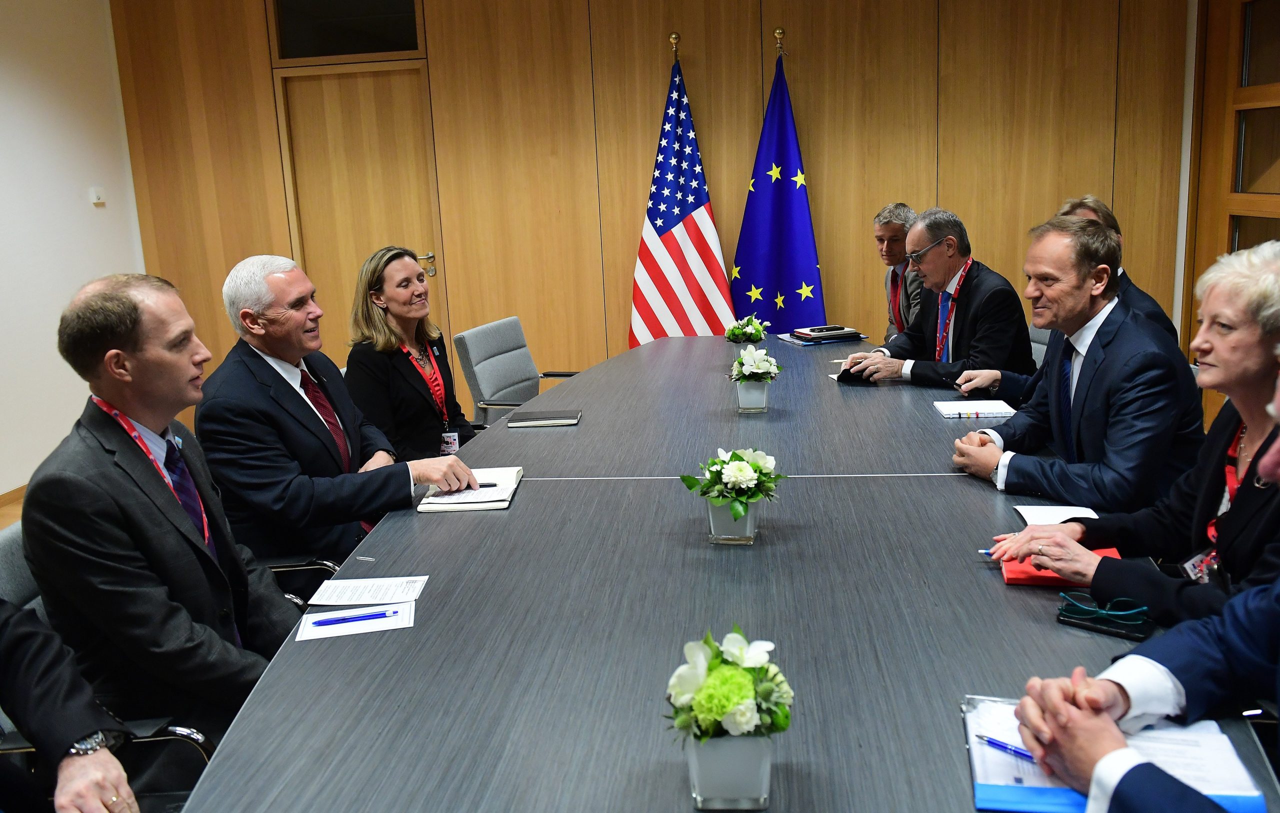 Mike Pence assegura em Bruxelas que Washington prosseguirá ao lado da UE