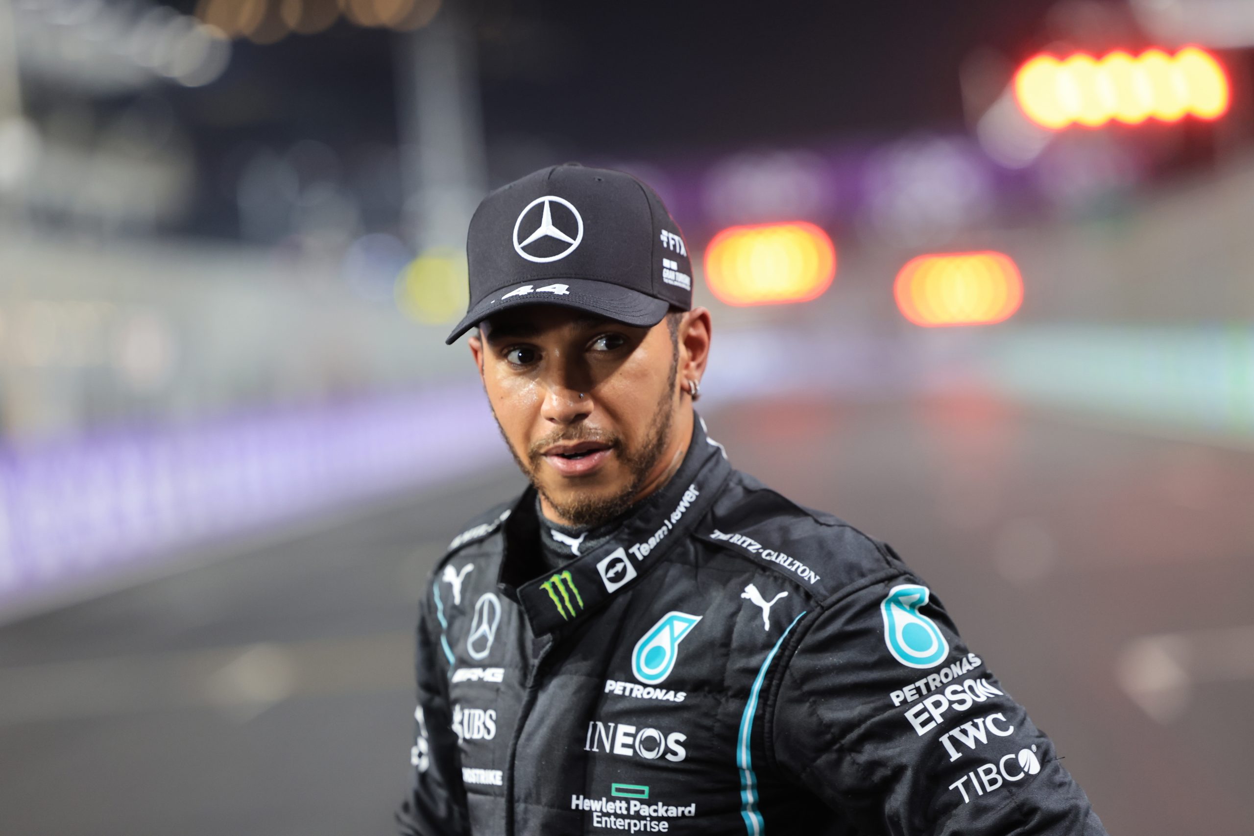 Futebol americano: Lewis Hamilton será um dos donos dos Broncos…e já vestiu o seu cão a preceito