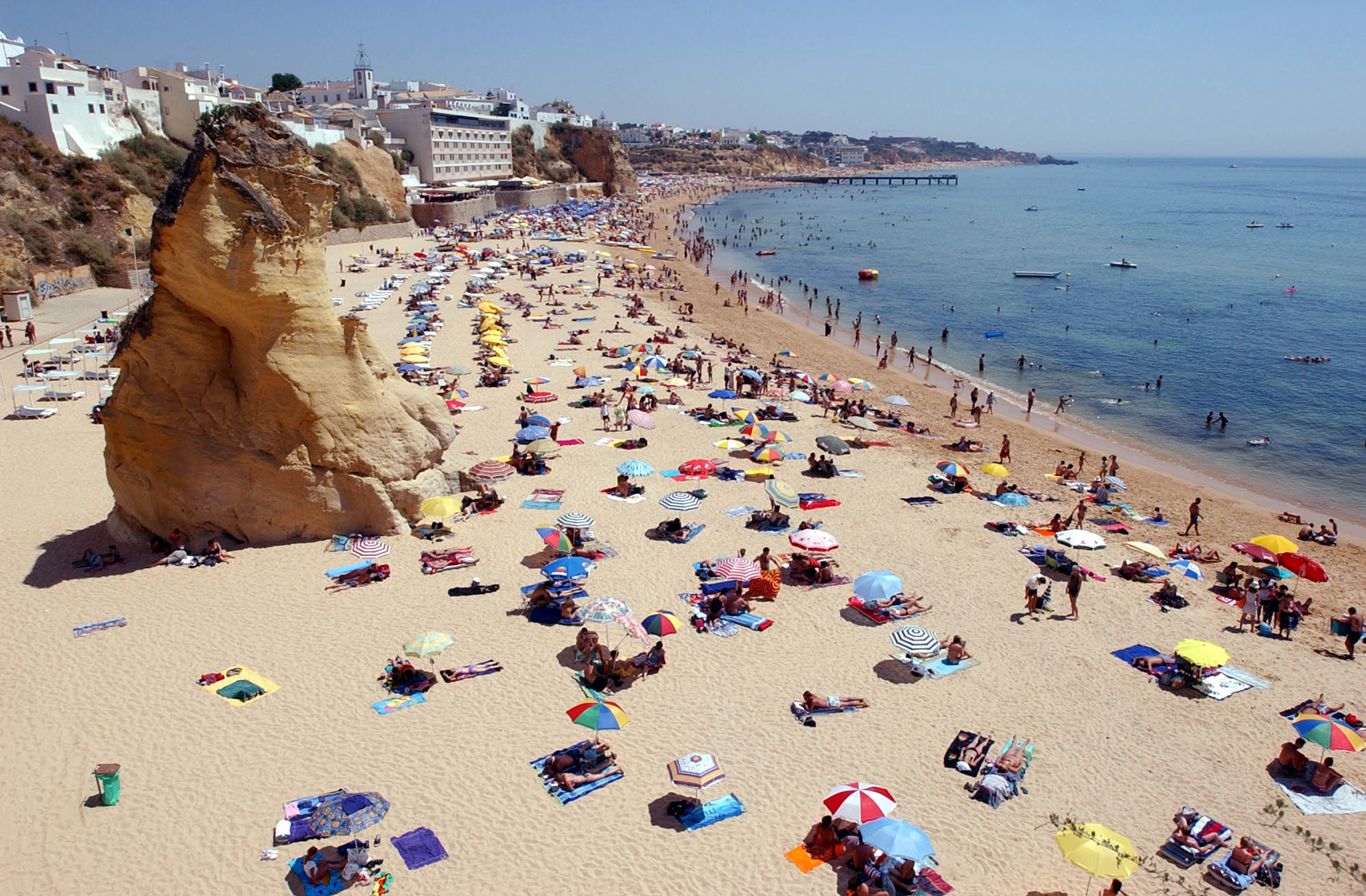 Dois turistas encontrados mortos em piscina de aparthotel em Albufeira