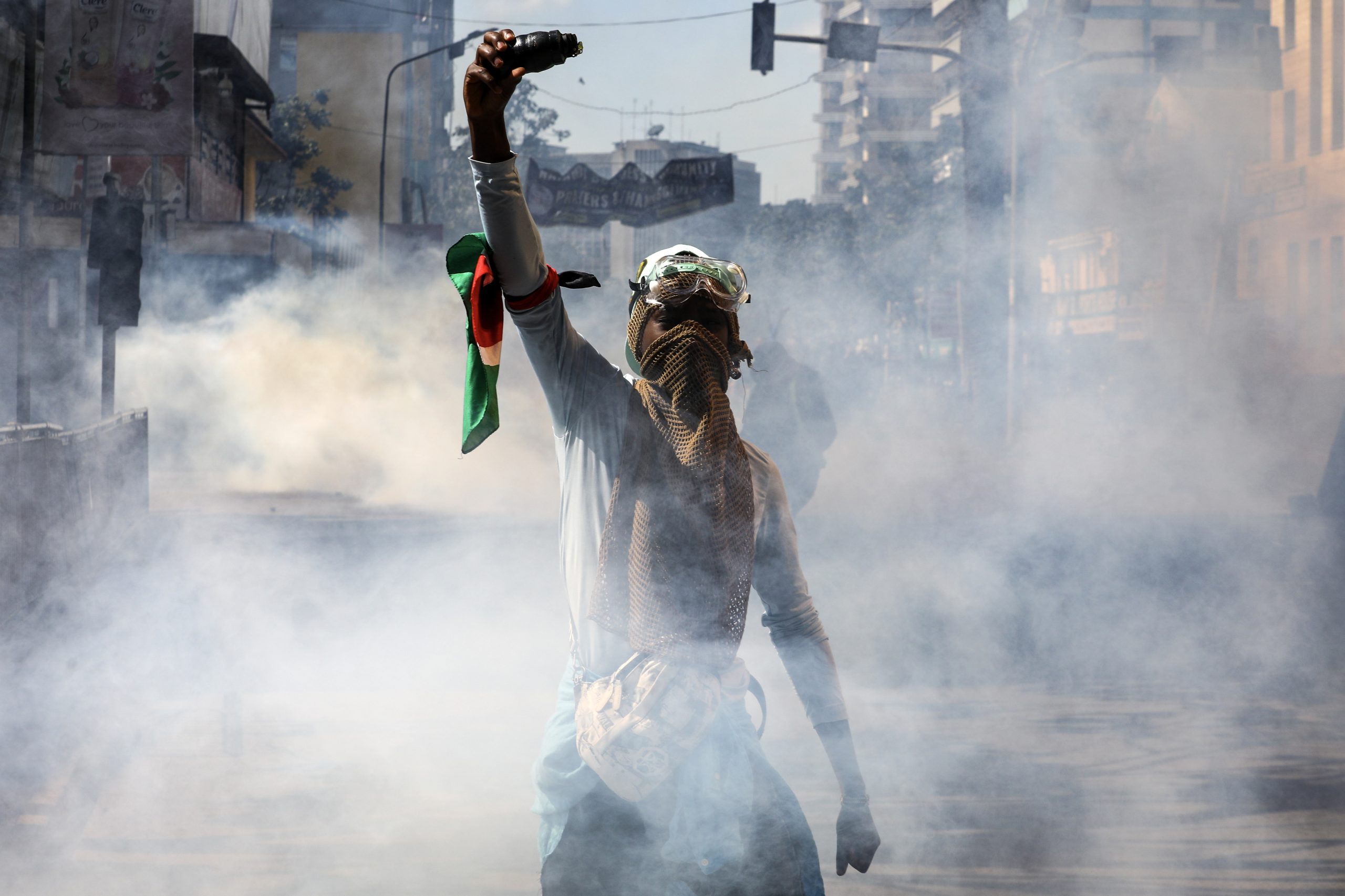 Pelo menos cinco mortos em manifestações antigoverno no Quénia. Irmã de Obama gaseada