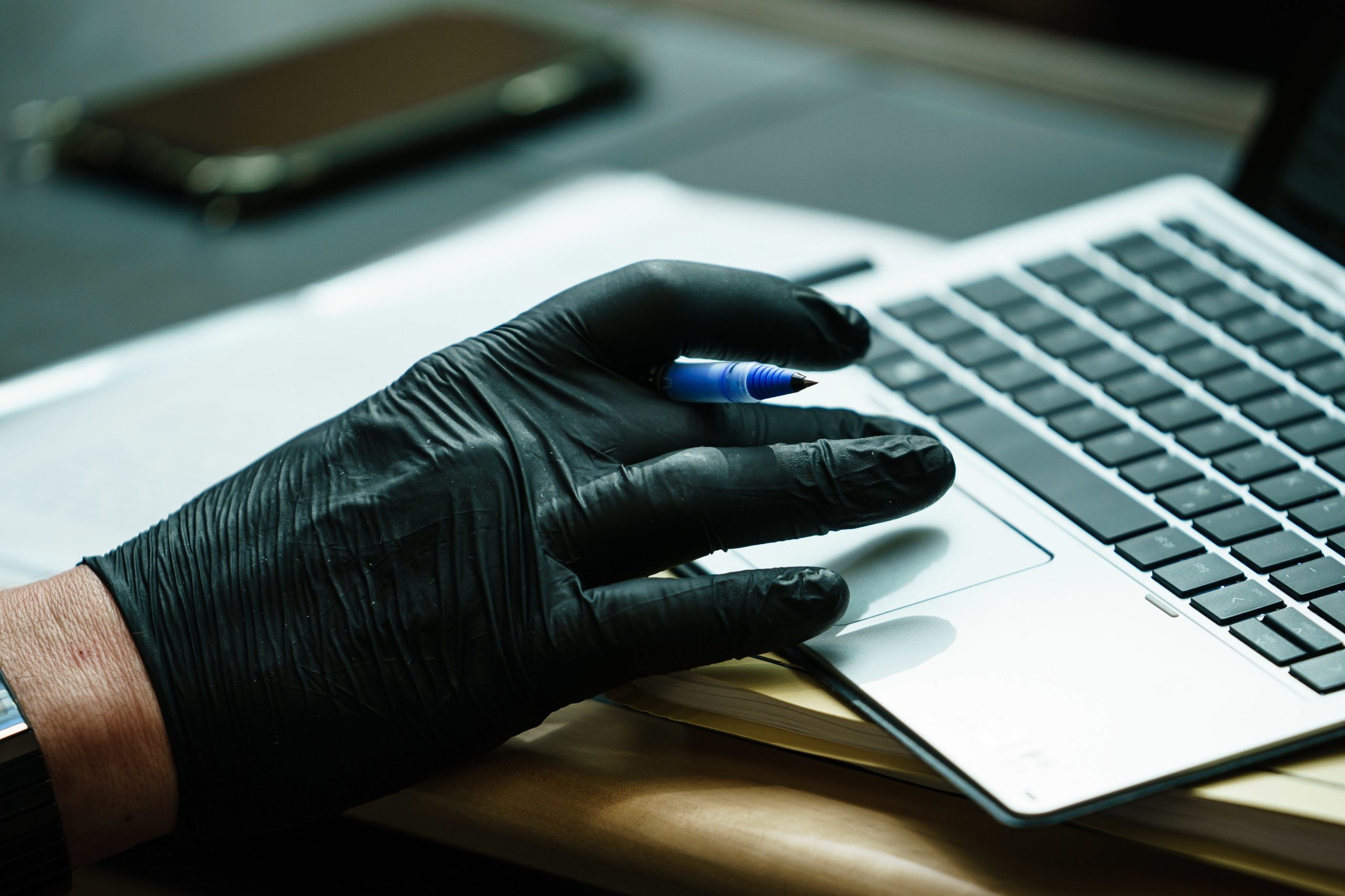 Uso prolongado da internet durante confinamento deixou crianças mais expostas a crimes sexuais