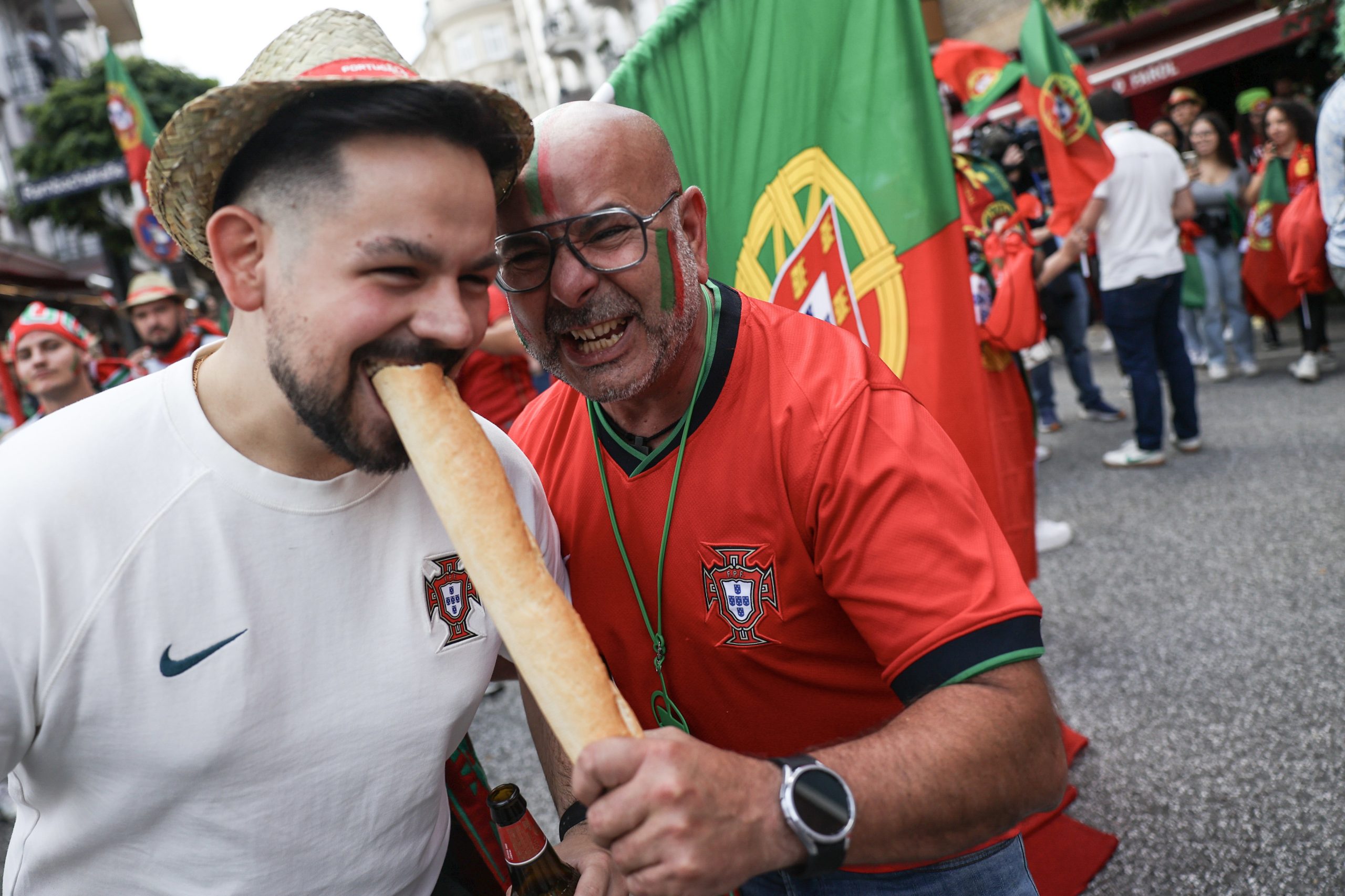 Amor à seleção nem que seja a morder baguetes francesas. “Até os comemos”