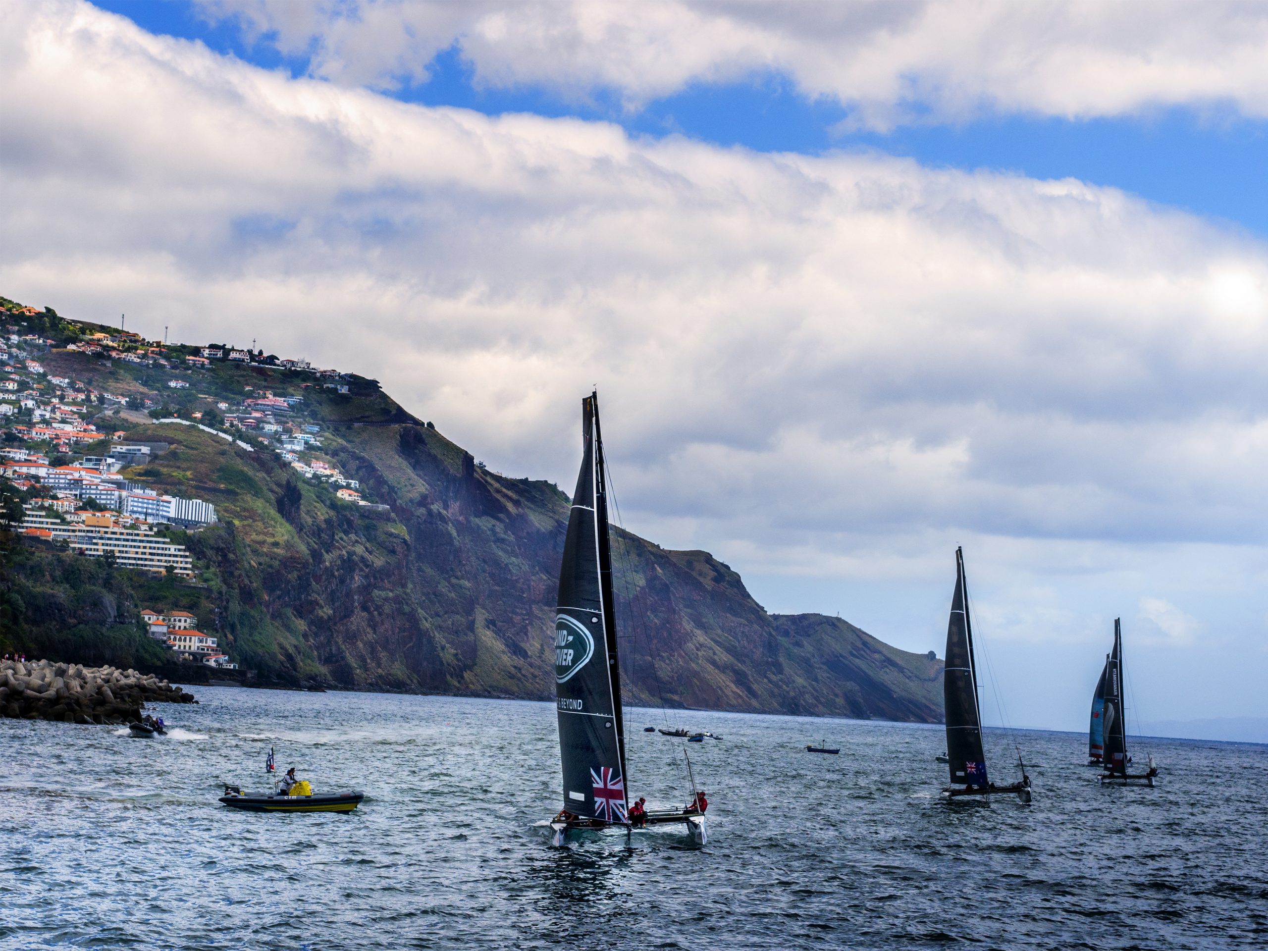 Barcos voadores despedem-se do Funchal. Siga aqui em direto