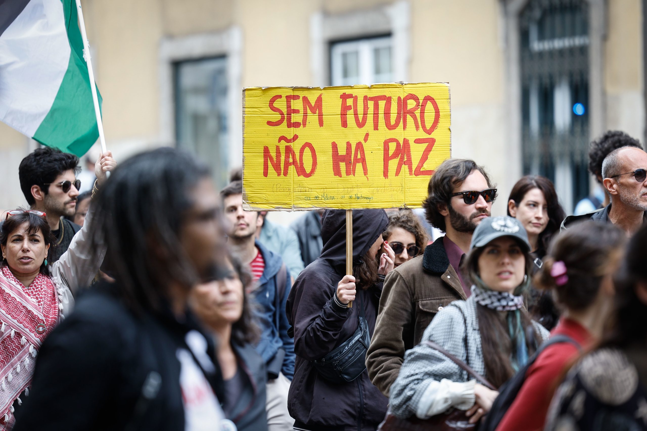 Mais de 100 artistas apoiam estudantes na luta pelo fim dos combustíveis fósseis