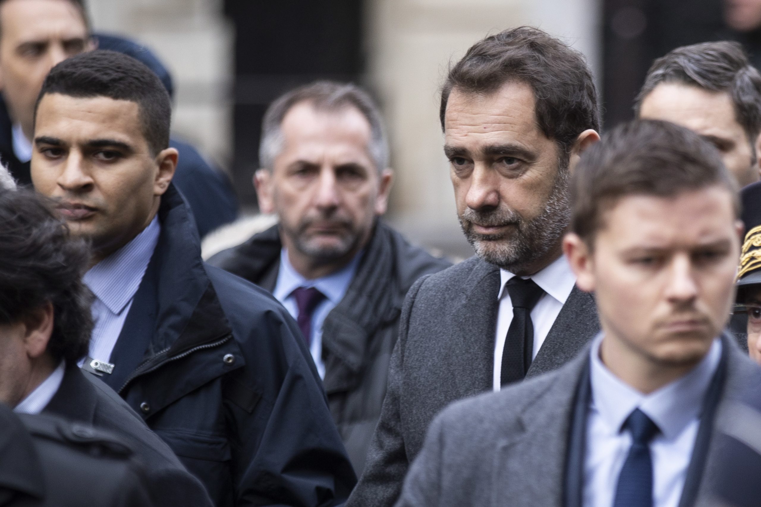 Ministro do Interior francês vai reunir-se com polícias depois da violência em Paris