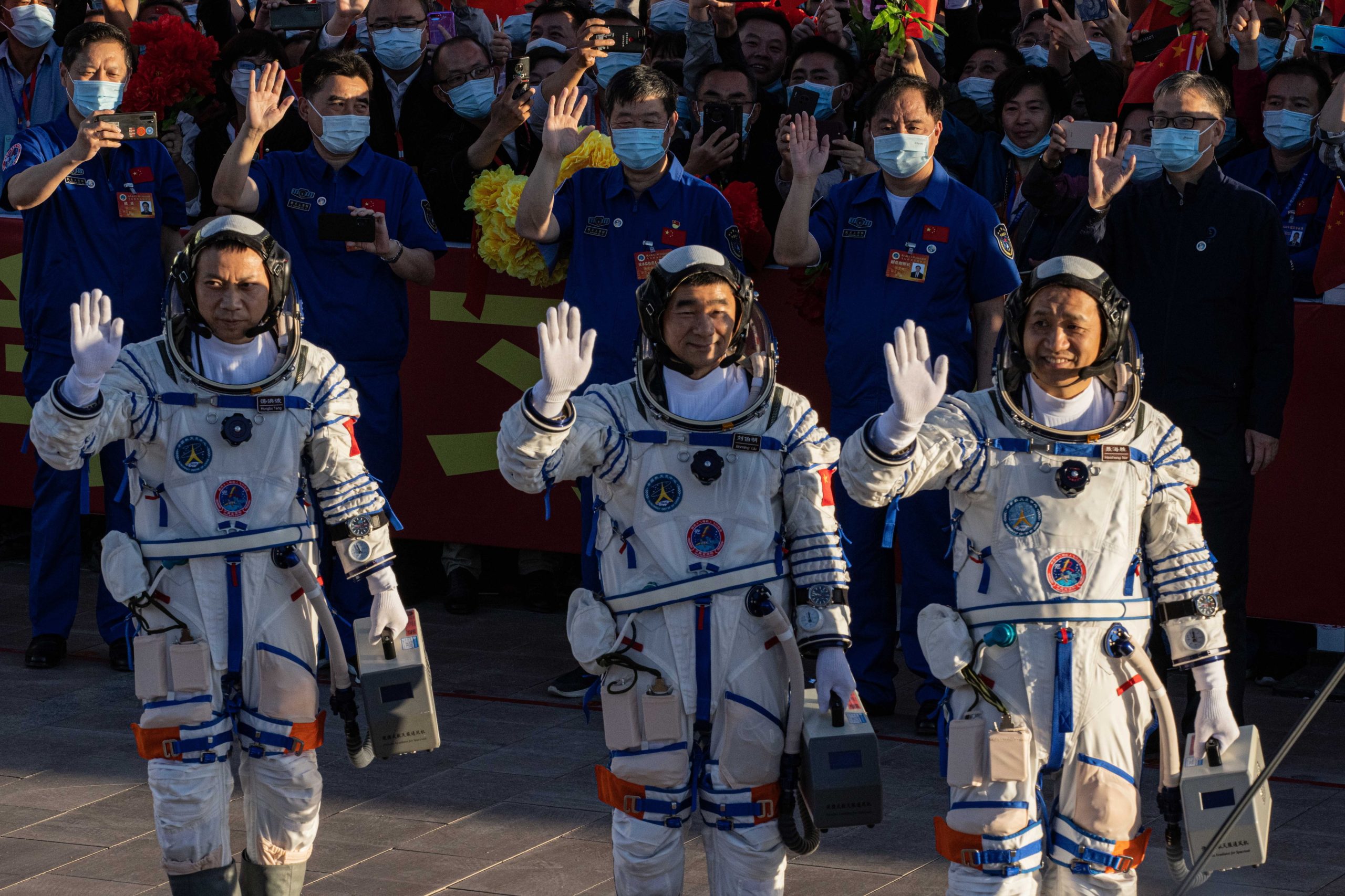 Lançada primeira missão tripulada chinesa para construir estação espacial