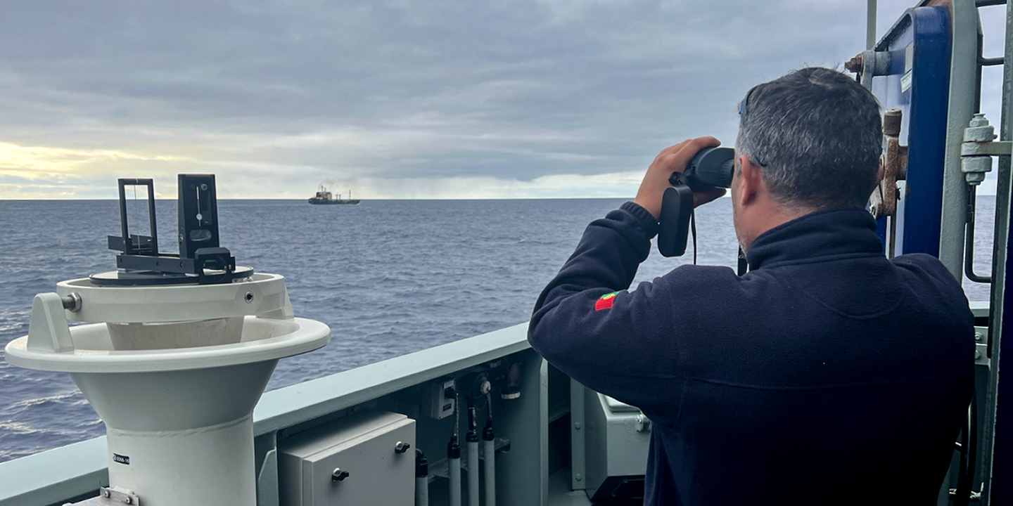 Marinha Portuguesa monitoriza barcaça à deriva nos Açores