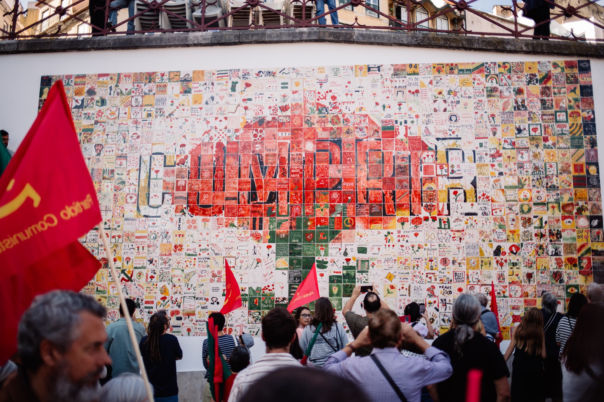 25 Abril: PCP inaugura mural pintado a mil mãos para celebrar Abril e enaltecer Constituição
