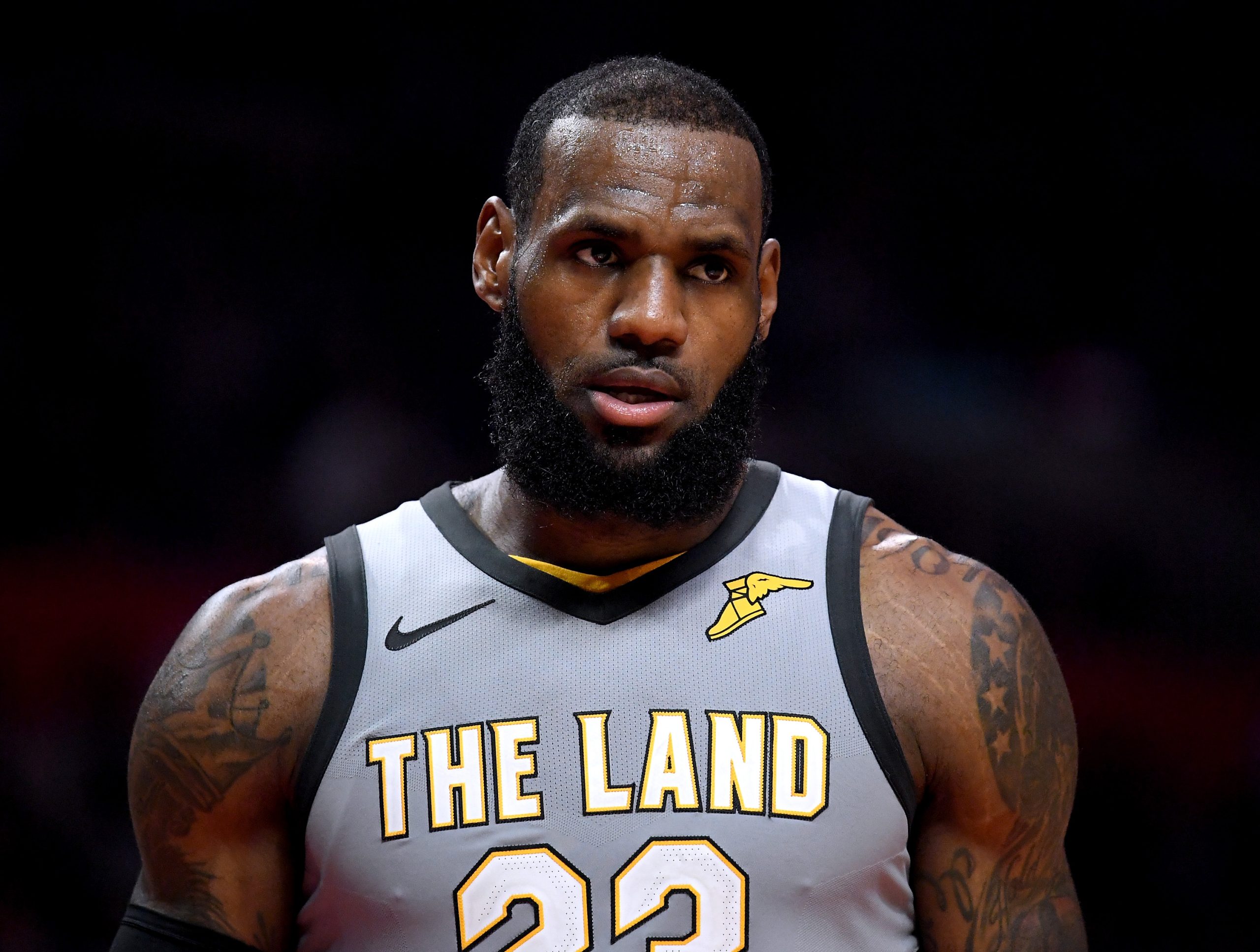 LeBron James iguala recorde de Michael Jordan de jogos seguidos nos dois dígitos