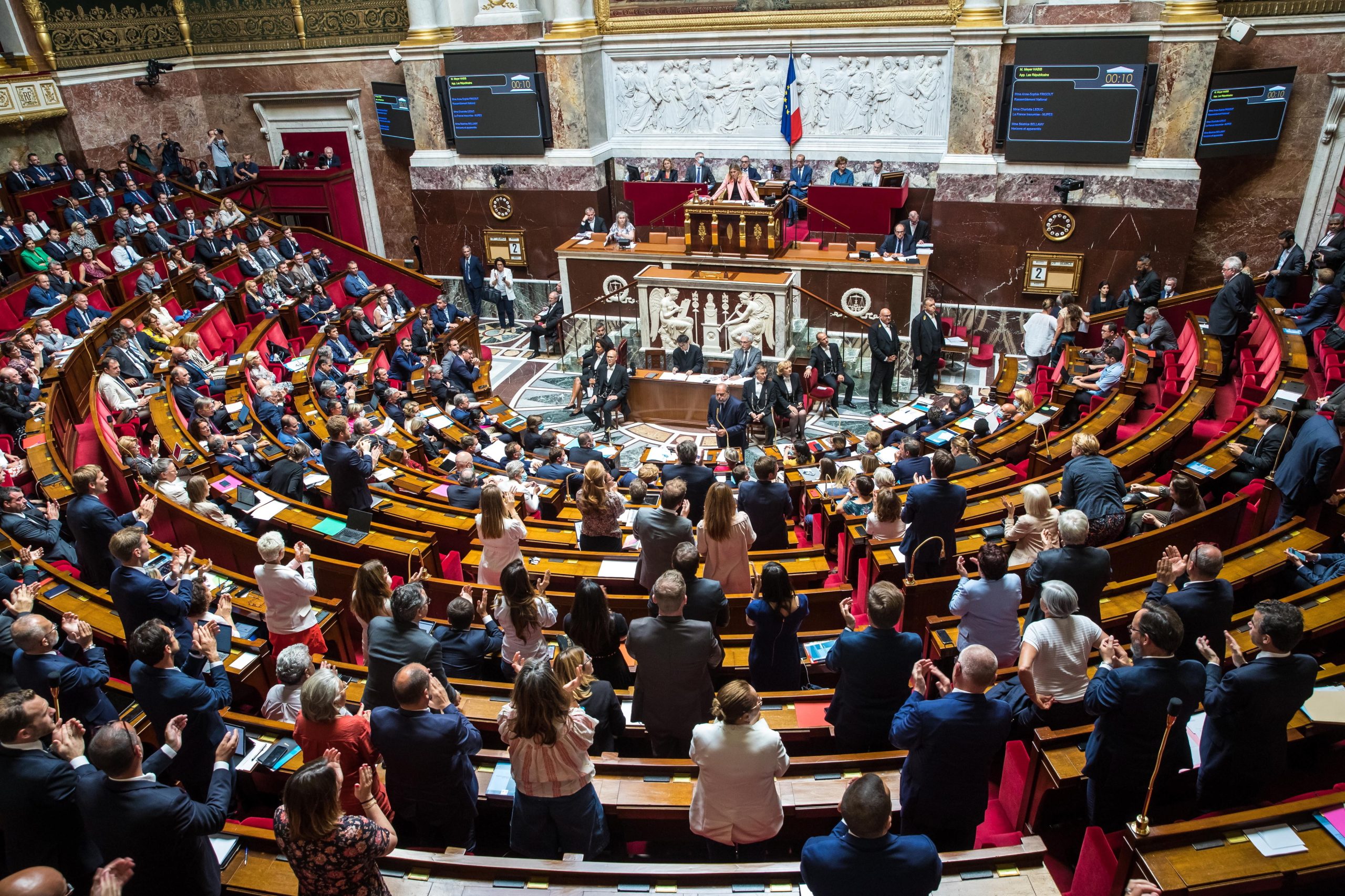 Regresso “complicado” de bloco de Emmanuel Macron à Assembleia Nacional francesa