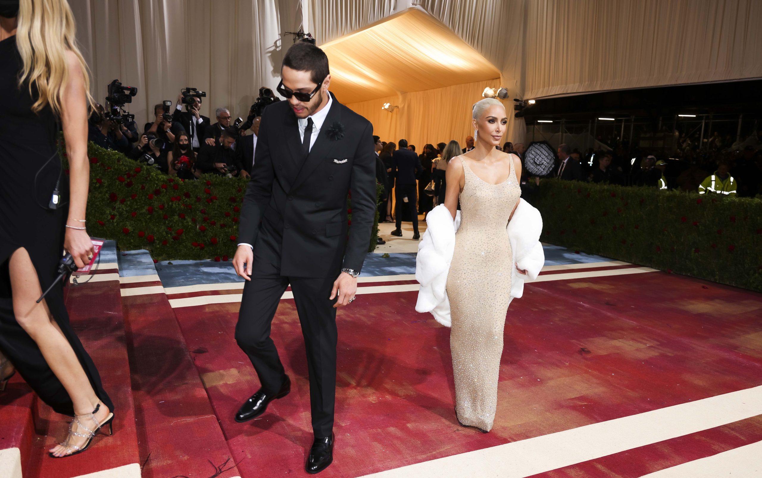 Kim Kardashian acusada de estragar vestido de Marilyn Monroe na Met Gala