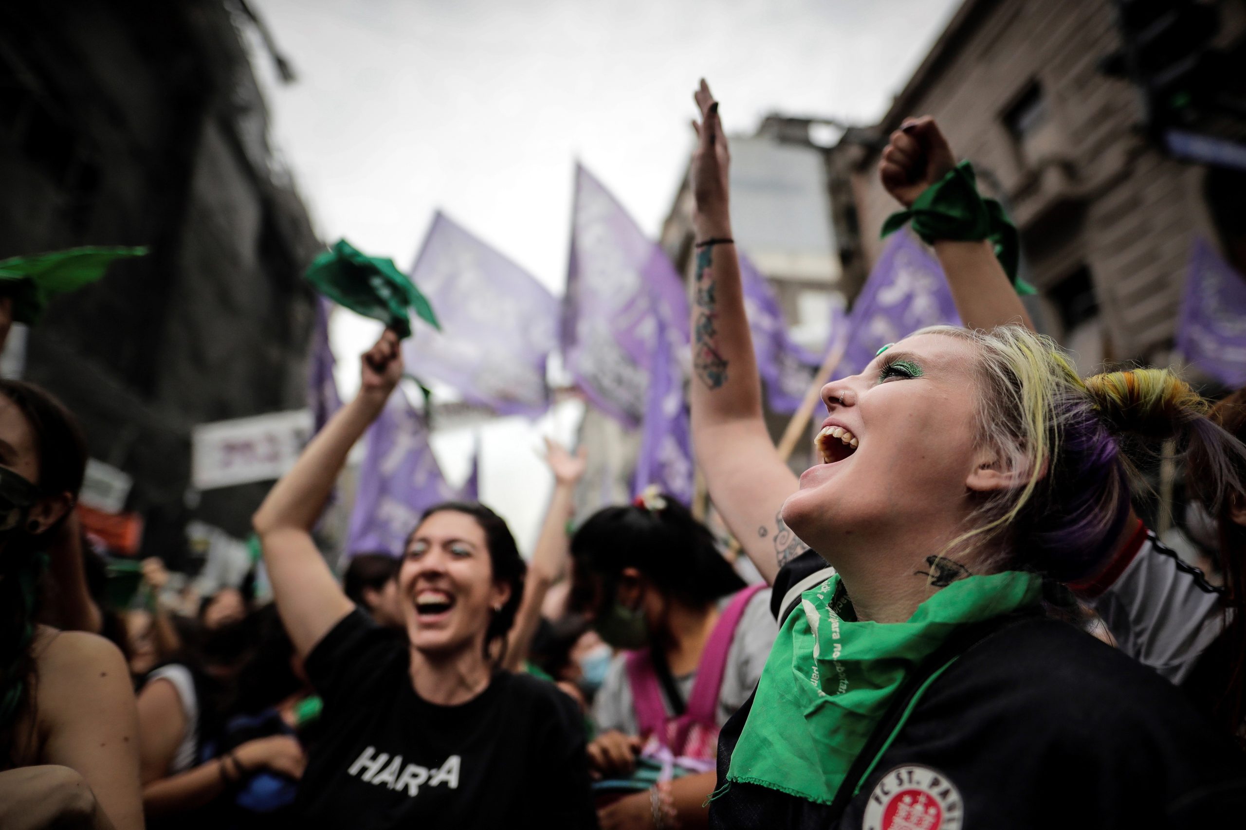 Câmara baixa da Argentina aprova legalização do aborto, que passa ao Senado