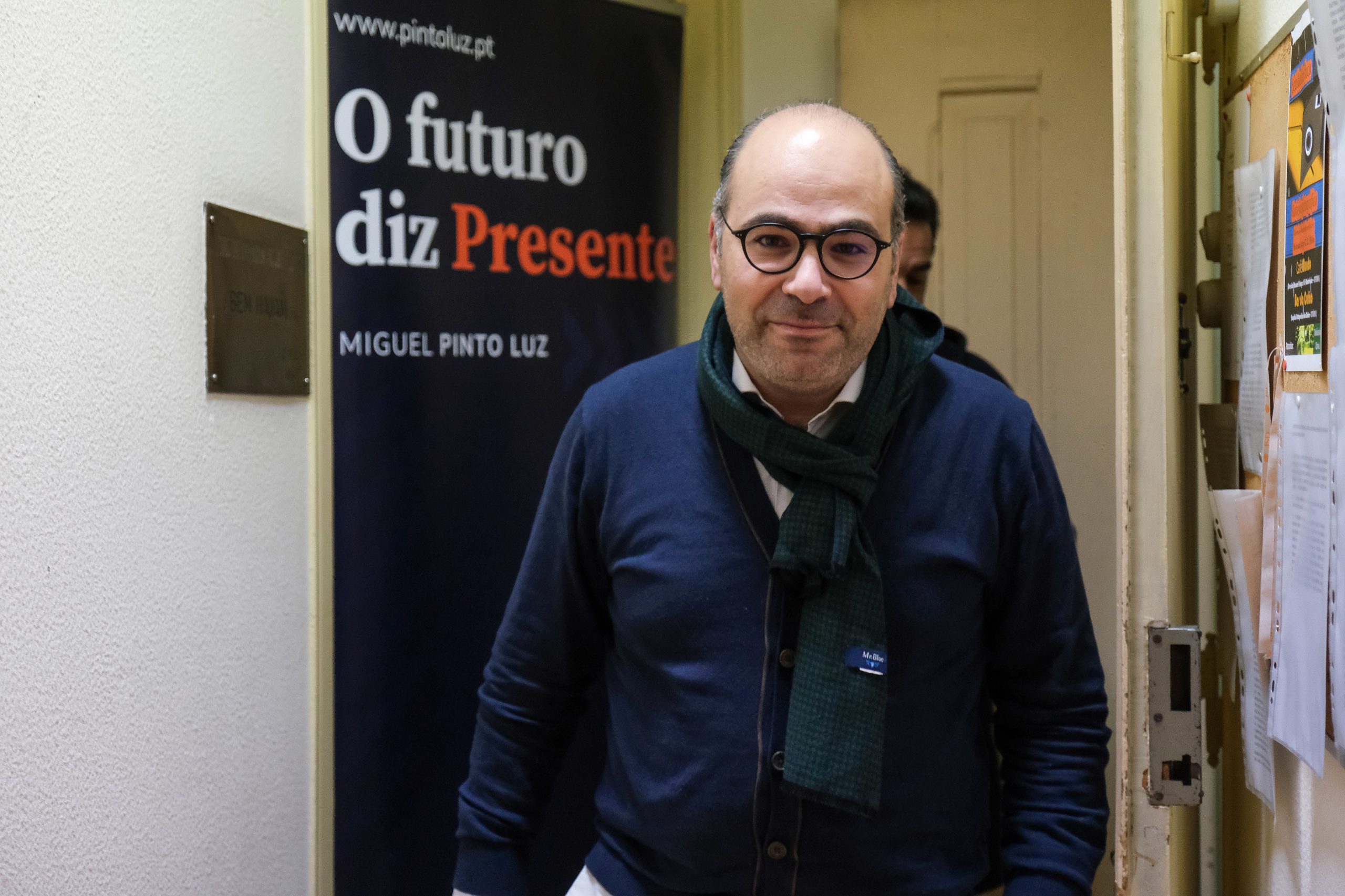 PSD: Pinto Luz passa à segunda volta? A reportagem é fictícia. O objetivo era “trazer algum humor” à “muito cinzenta” política nacional