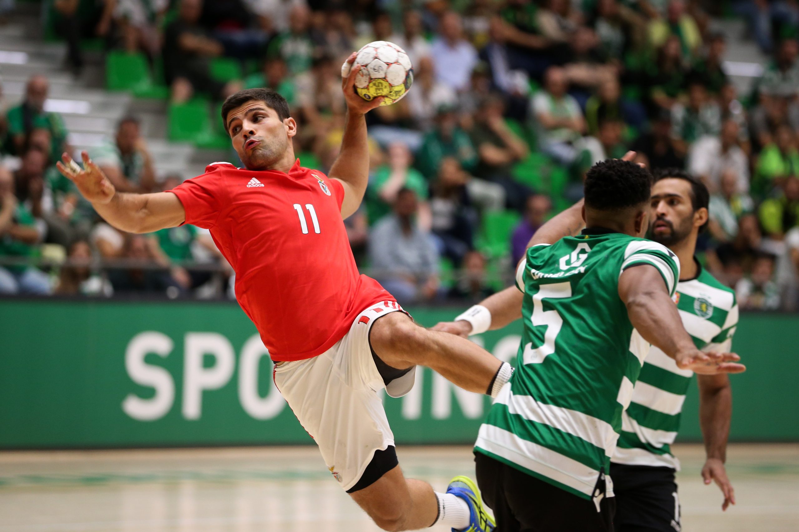 Andebolista Bélone Moreira renova e cumpre sexta época no Benfica