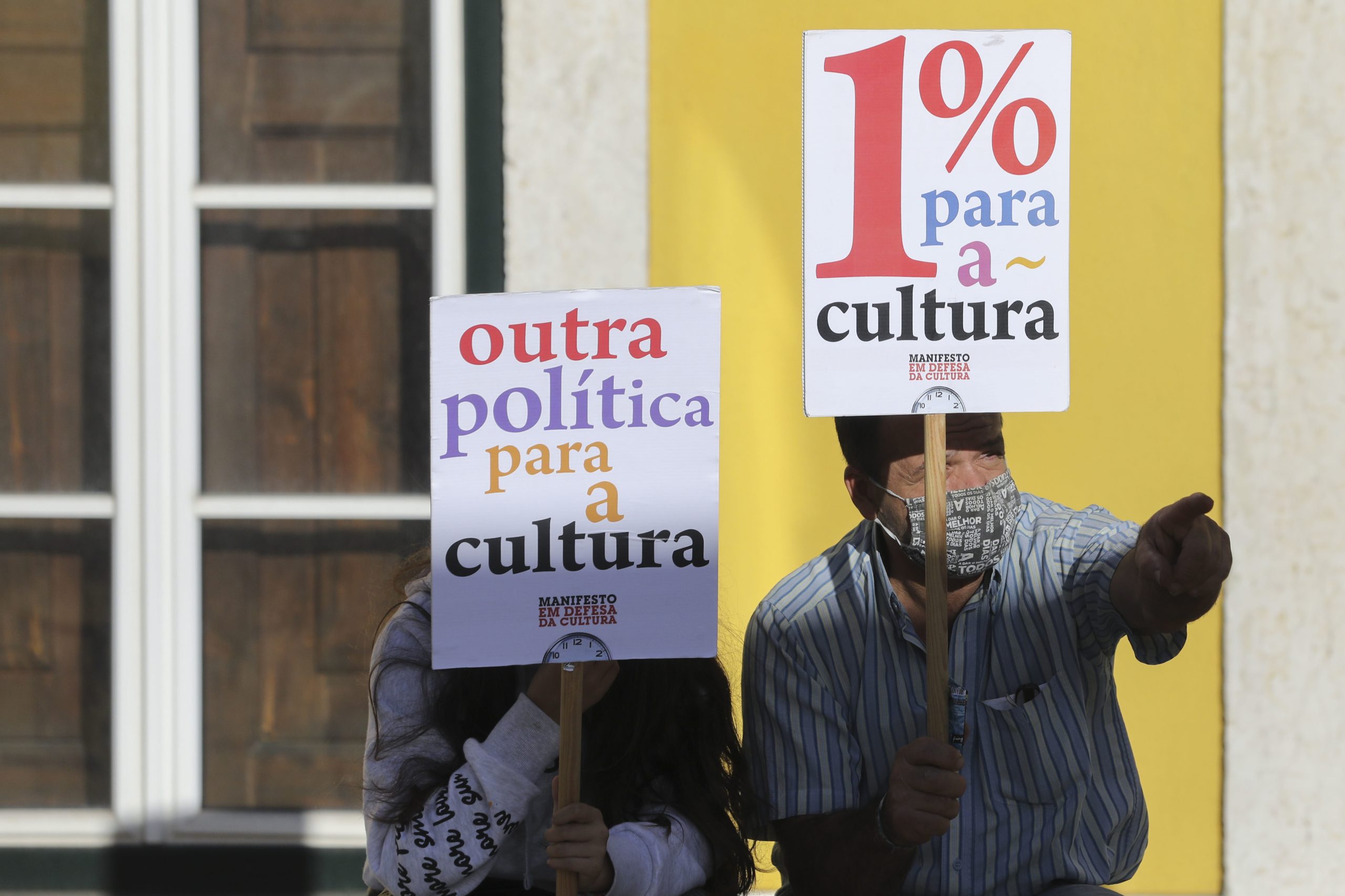 Profissionais da Cultura exigem 1% do Orçamento do Estado em protesto em frente ao parlamento