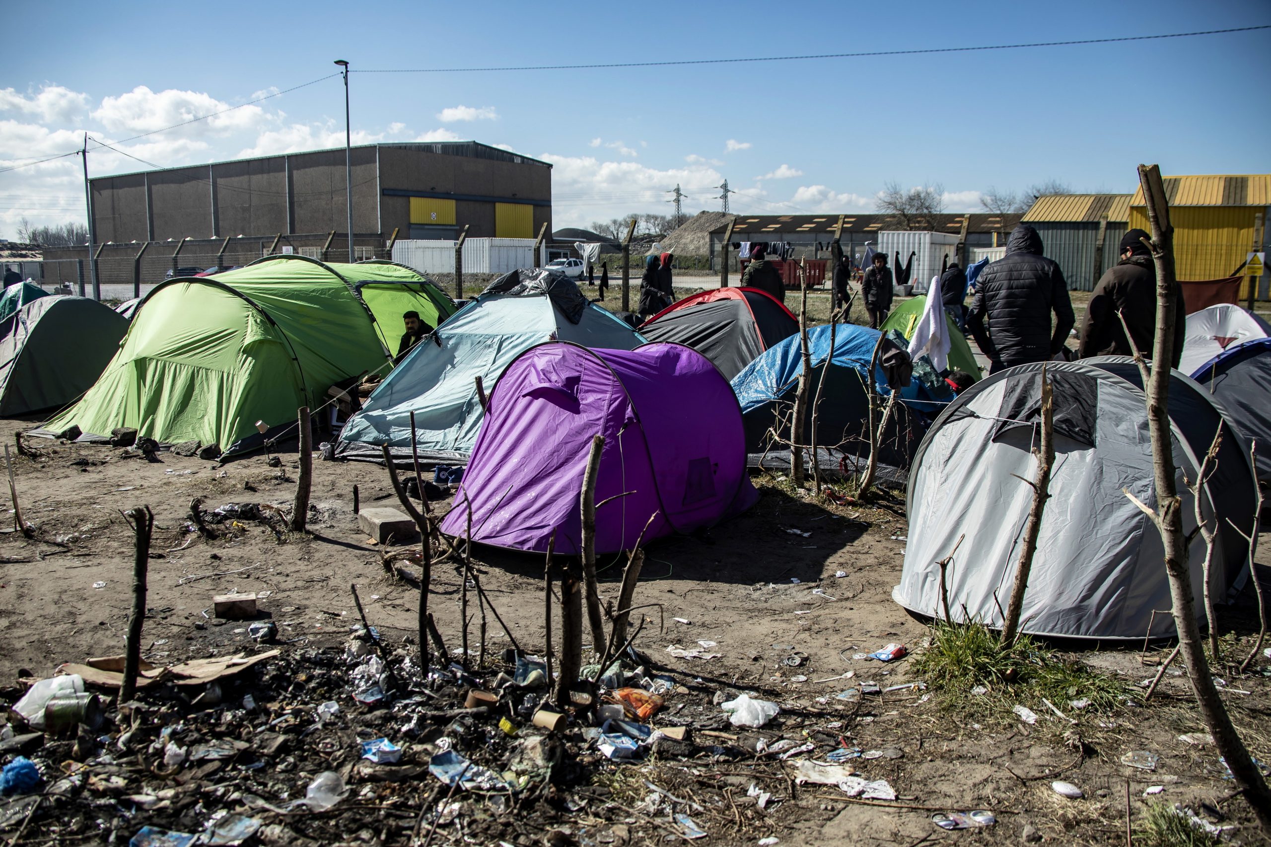 Desmantelamento de acampamento em Calais com centenas de migrantes