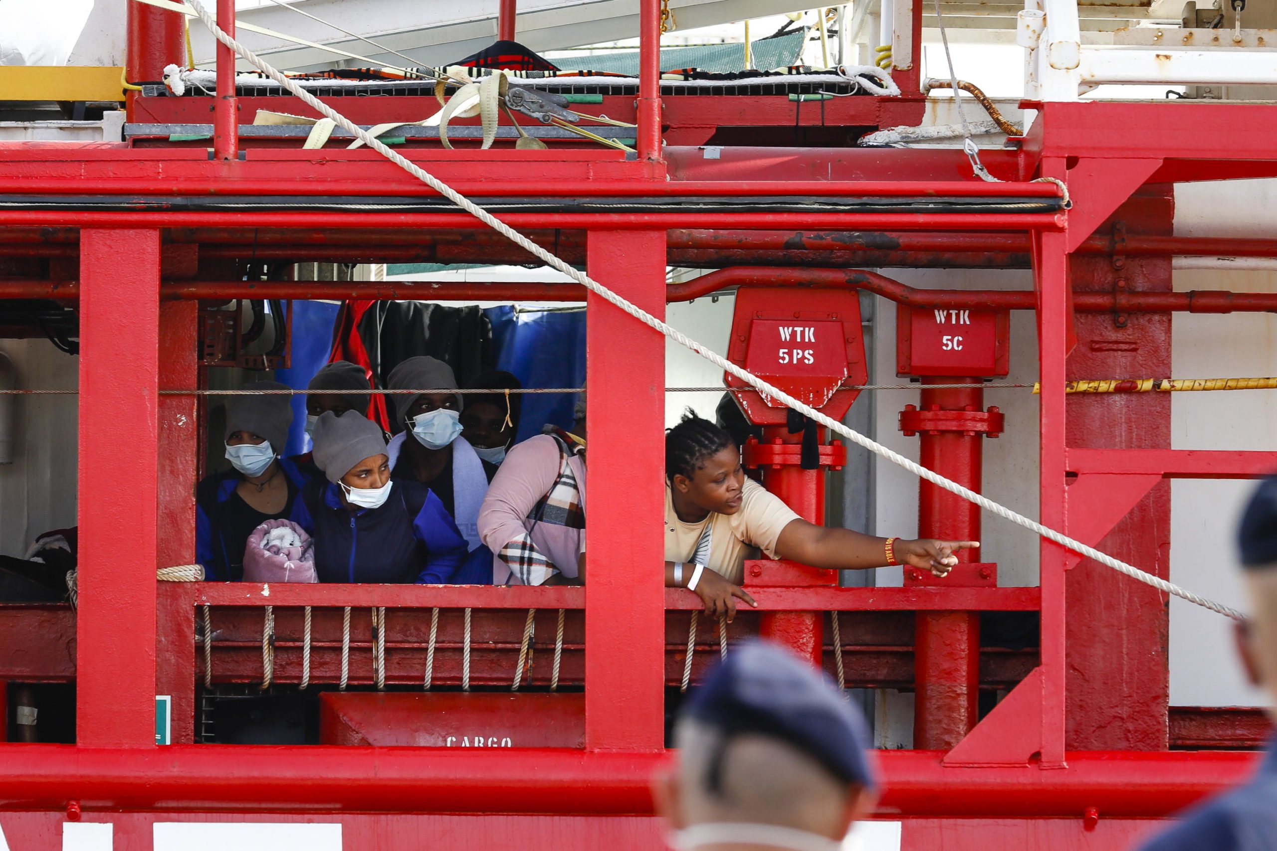 Navio no Mediterrâneo com migrantes procura porto seguro para pessoas doentes