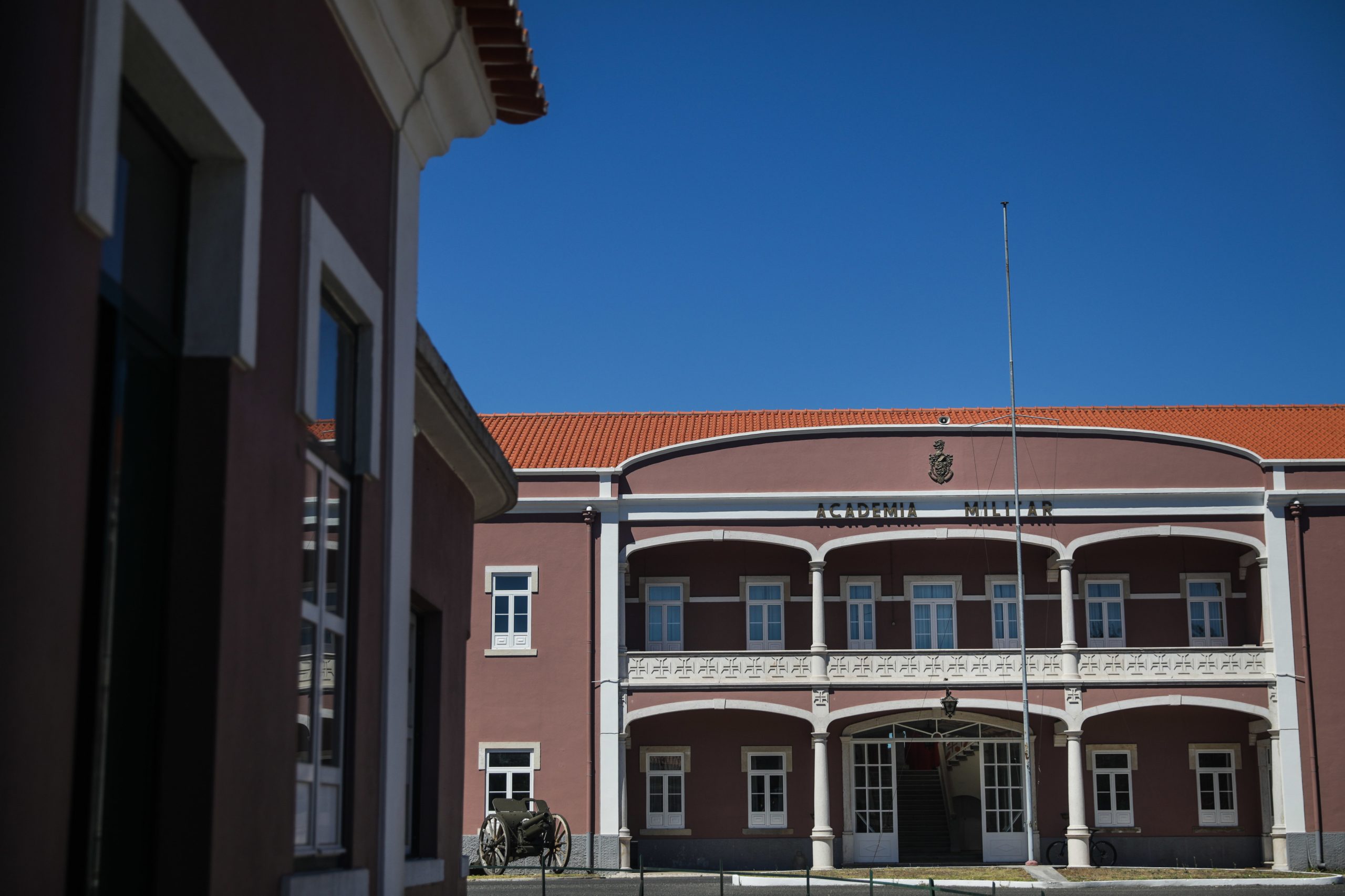 Quinze feridos no incêndio na Academia Militar da Amadora
