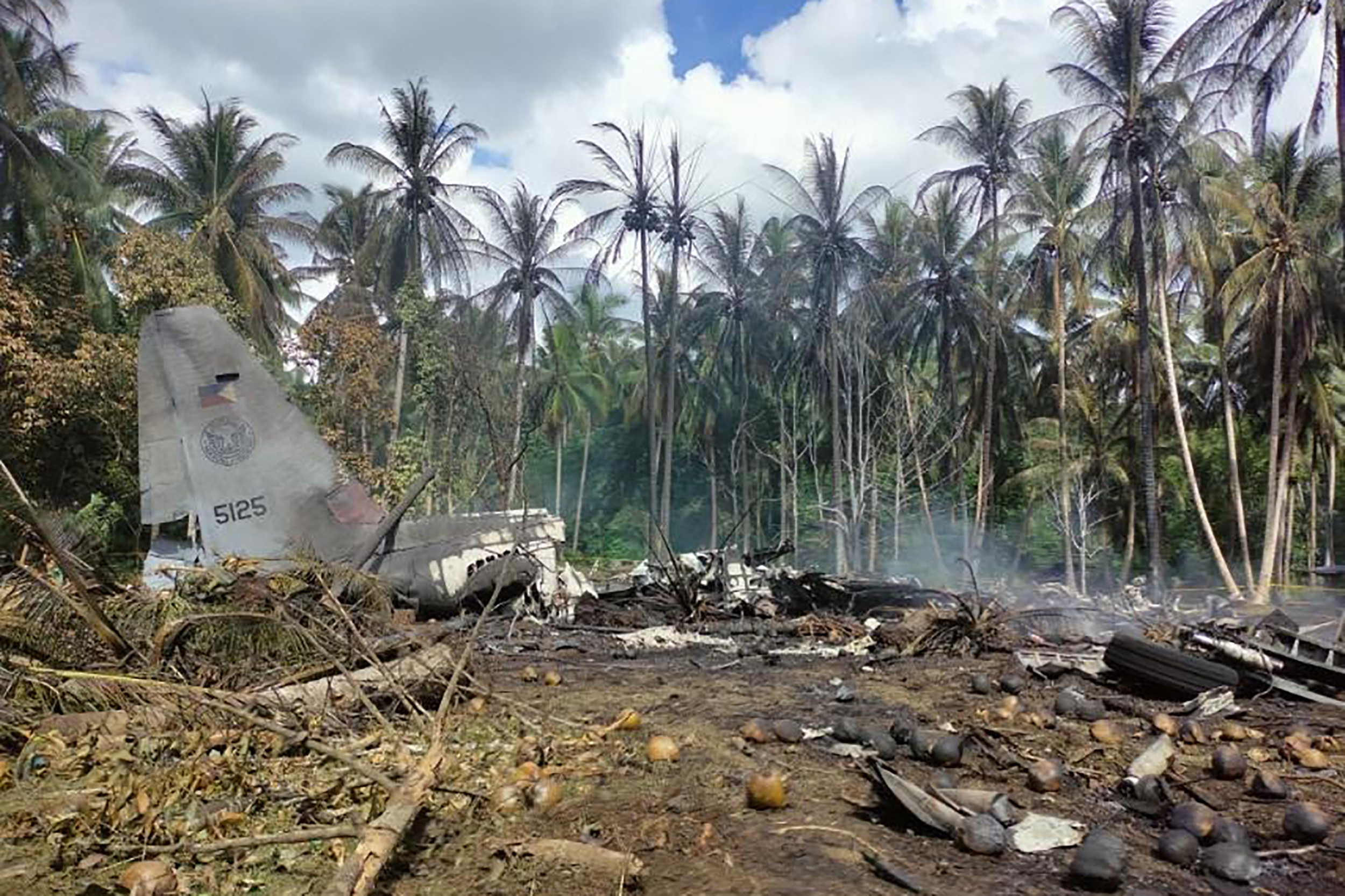 Novo balanço dá conta de, pelo menos, 45 mortos em acidente com avião militar filipino