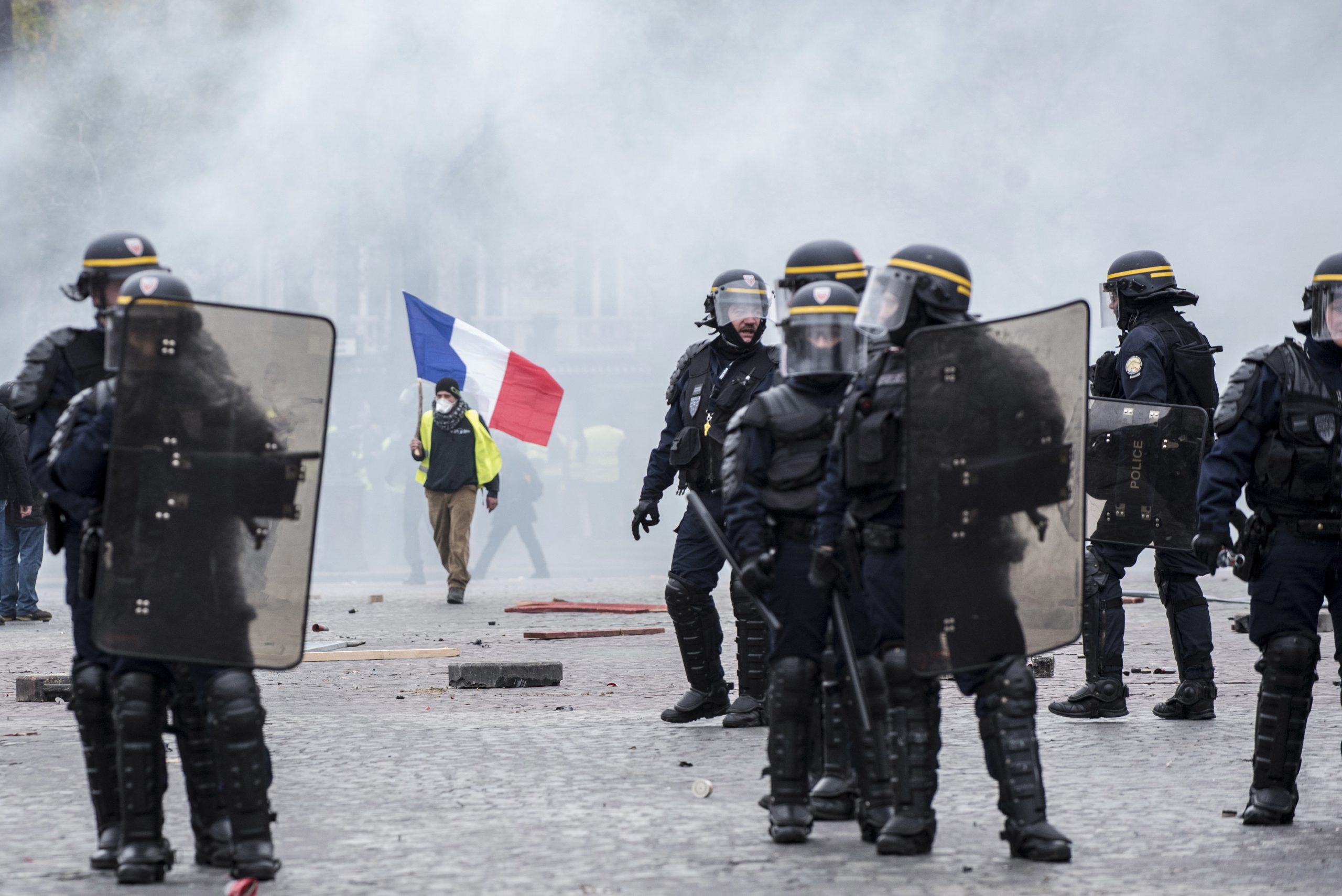 Braço de ferro entre “coletes amarelos” e forças de segurança continua em Paris