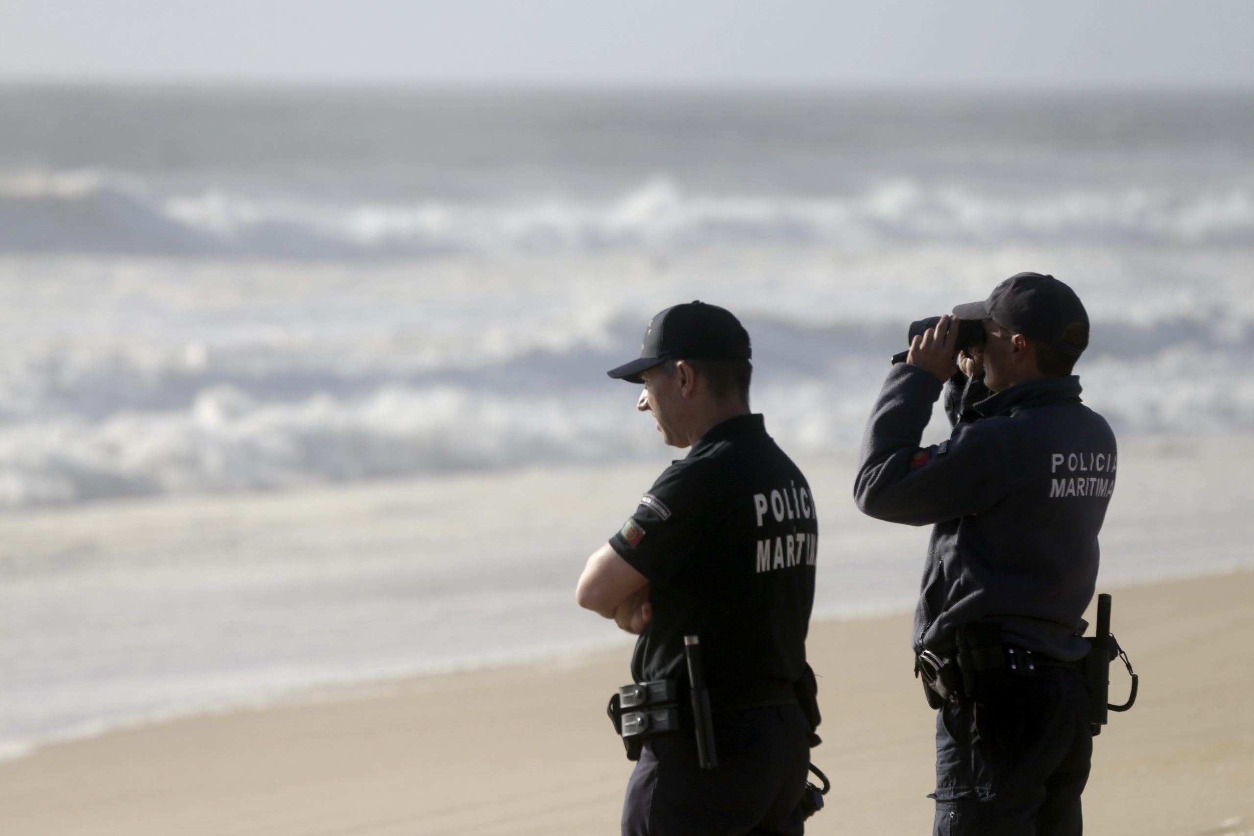 Covid-19: Polícia Marítima fiscalizou jovens em Troia com álcool e em grupo