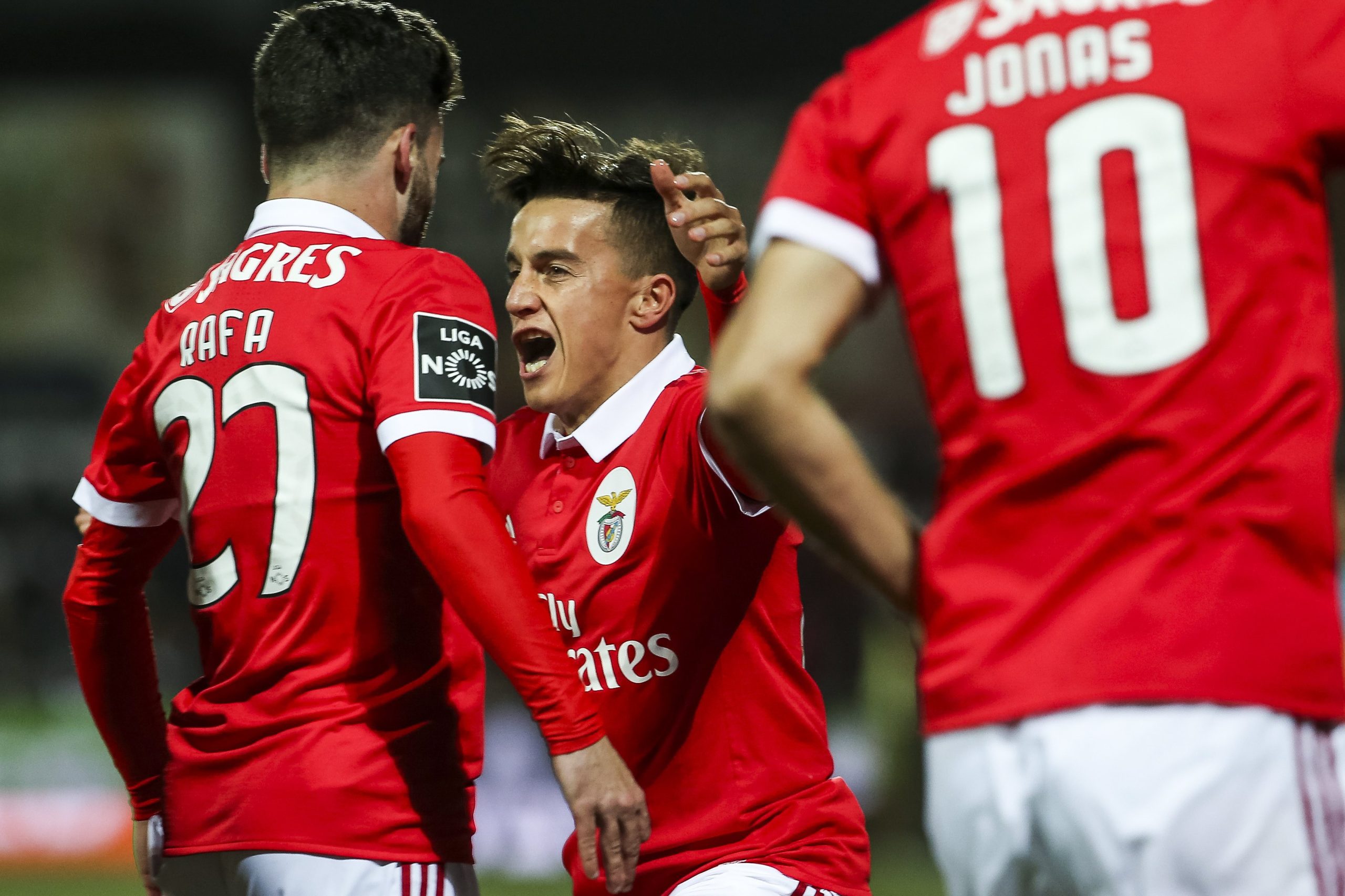 Benfica sobe provisoriamente à liderança ao vencer em Portimão