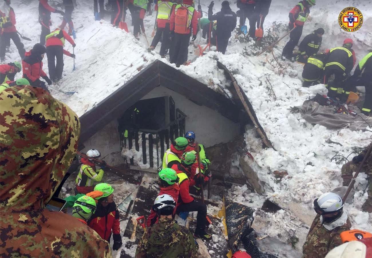 Avalanche em Itália: Retirados três cachorros vivos dos escombros de hotel