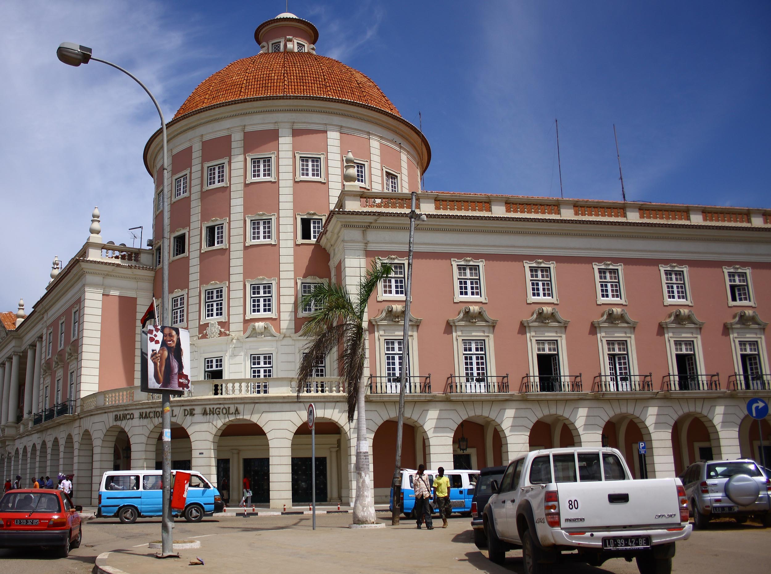 Divisas nos bancos angolanos descem 20% mas garantem salários de expatriados