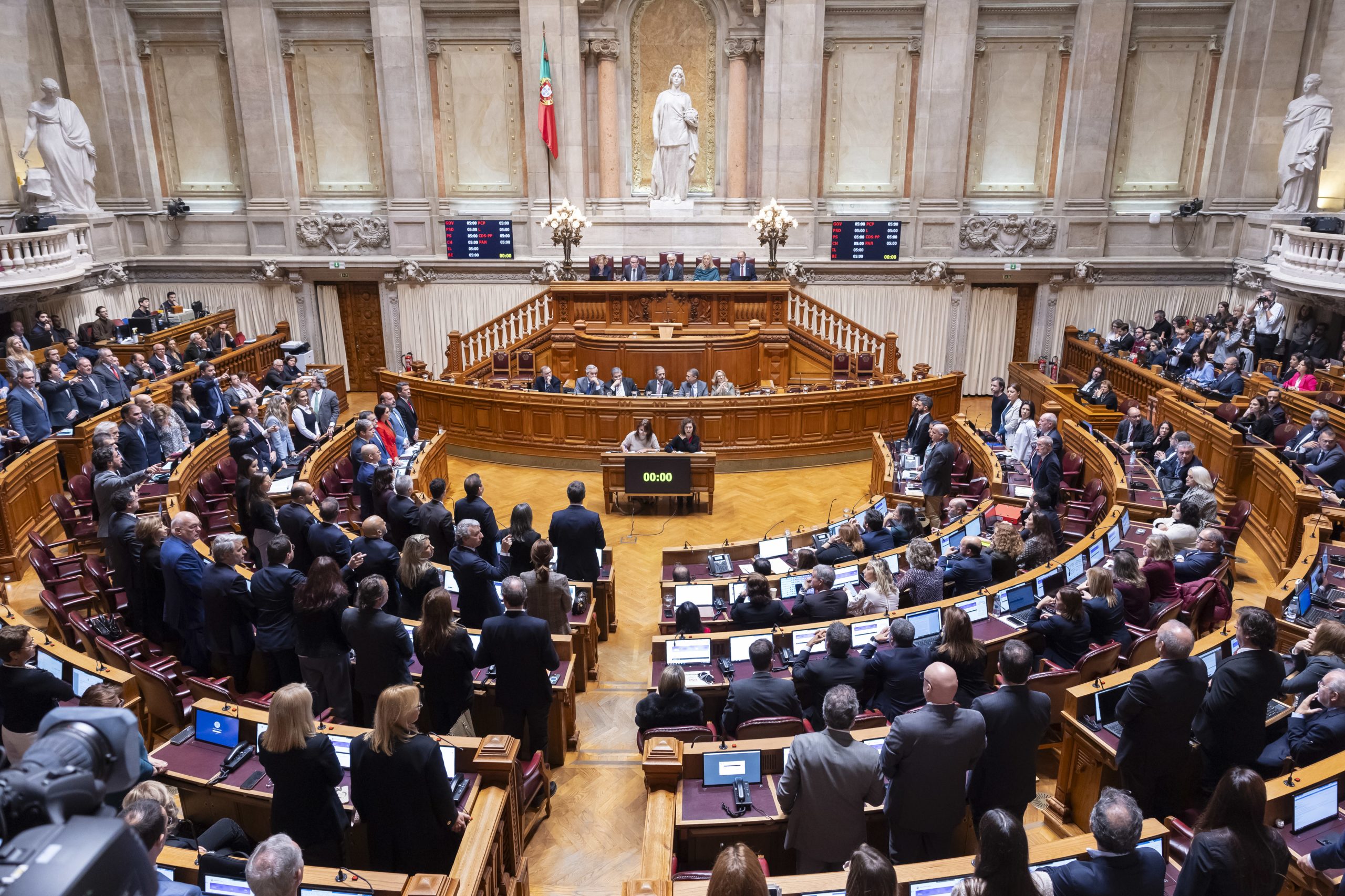Imposto para taxar os super-ricos: o que se vai discutir hoje no Parlamento