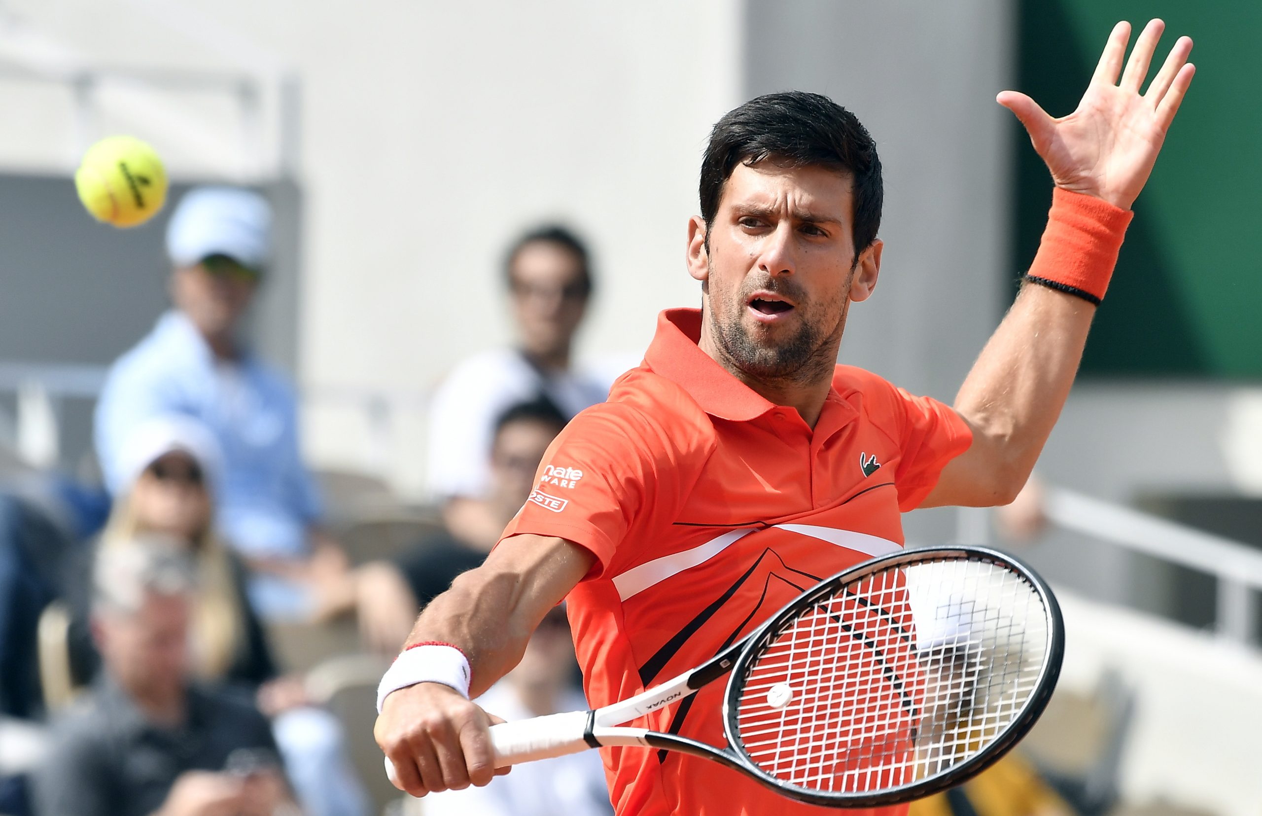 Novak Djokovic segue para a segunda ronda do Roland Garros