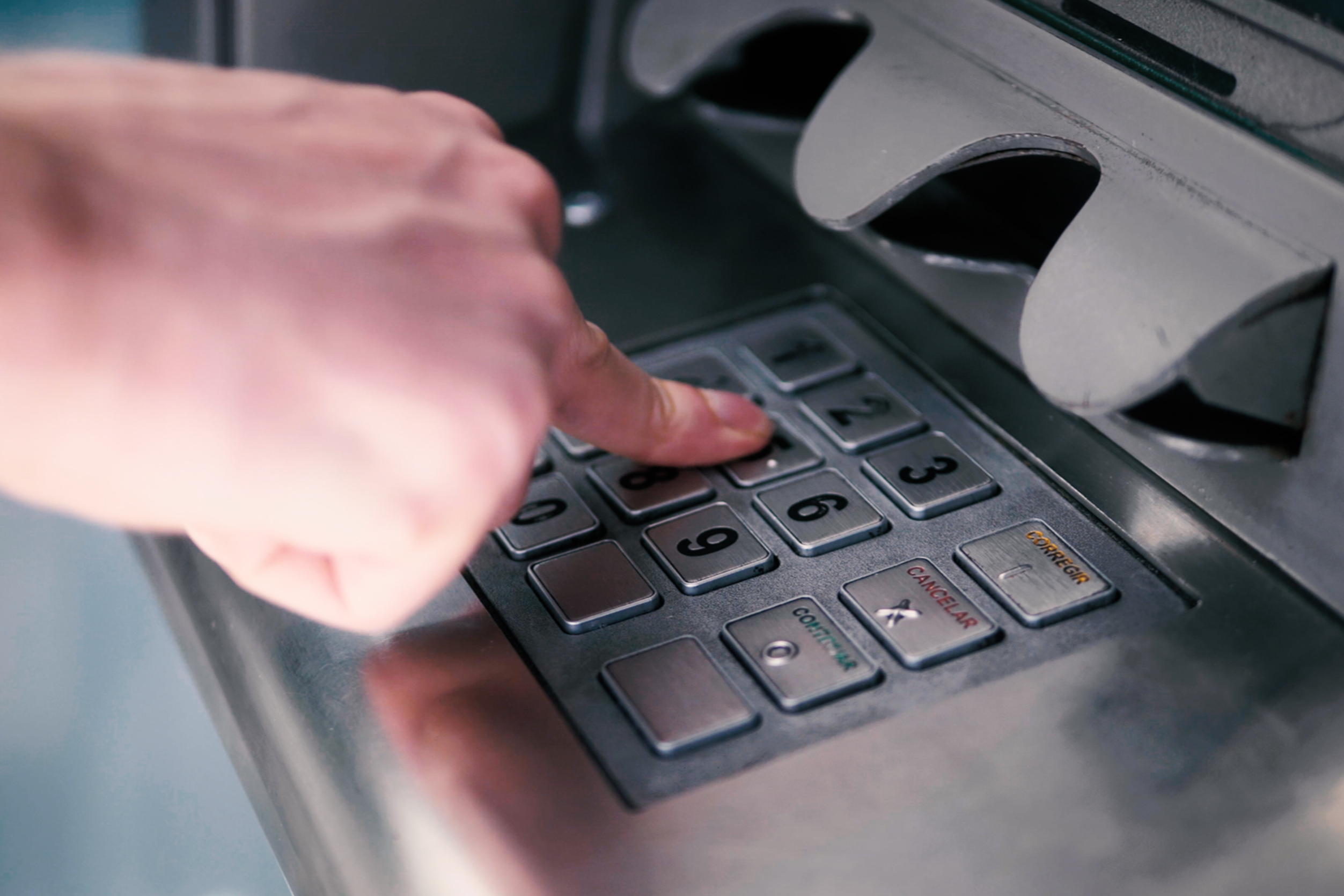 Valor médio gasto em compras na rede Multibanco caiu para 38,6 euros