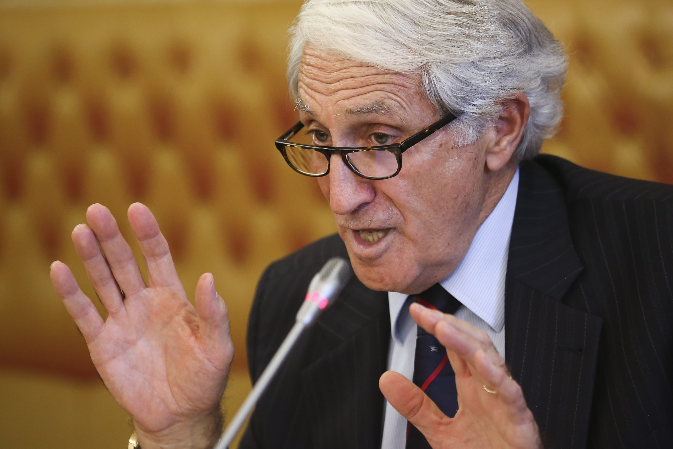 Presidente da Proteção Civil nega envolvimento no caso das golas antifumo