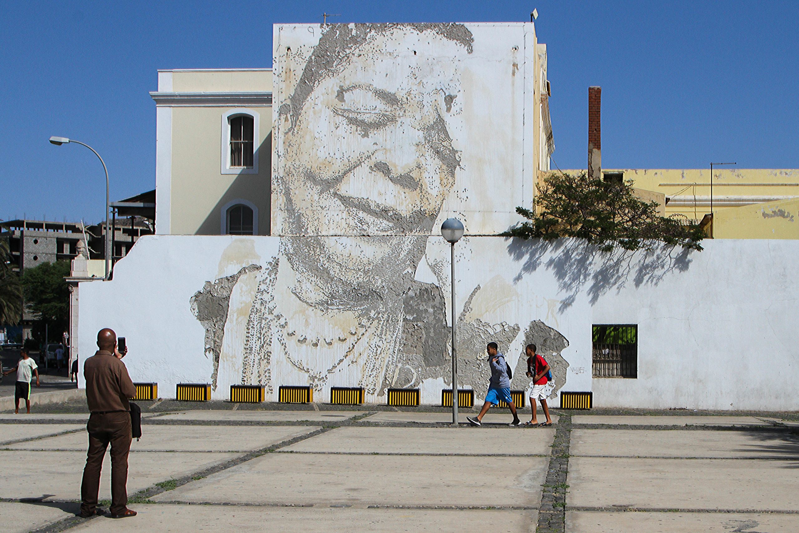 Mural de Cesária Évora feito à força de berbequim por Vhils vira atração em Cabo Verde