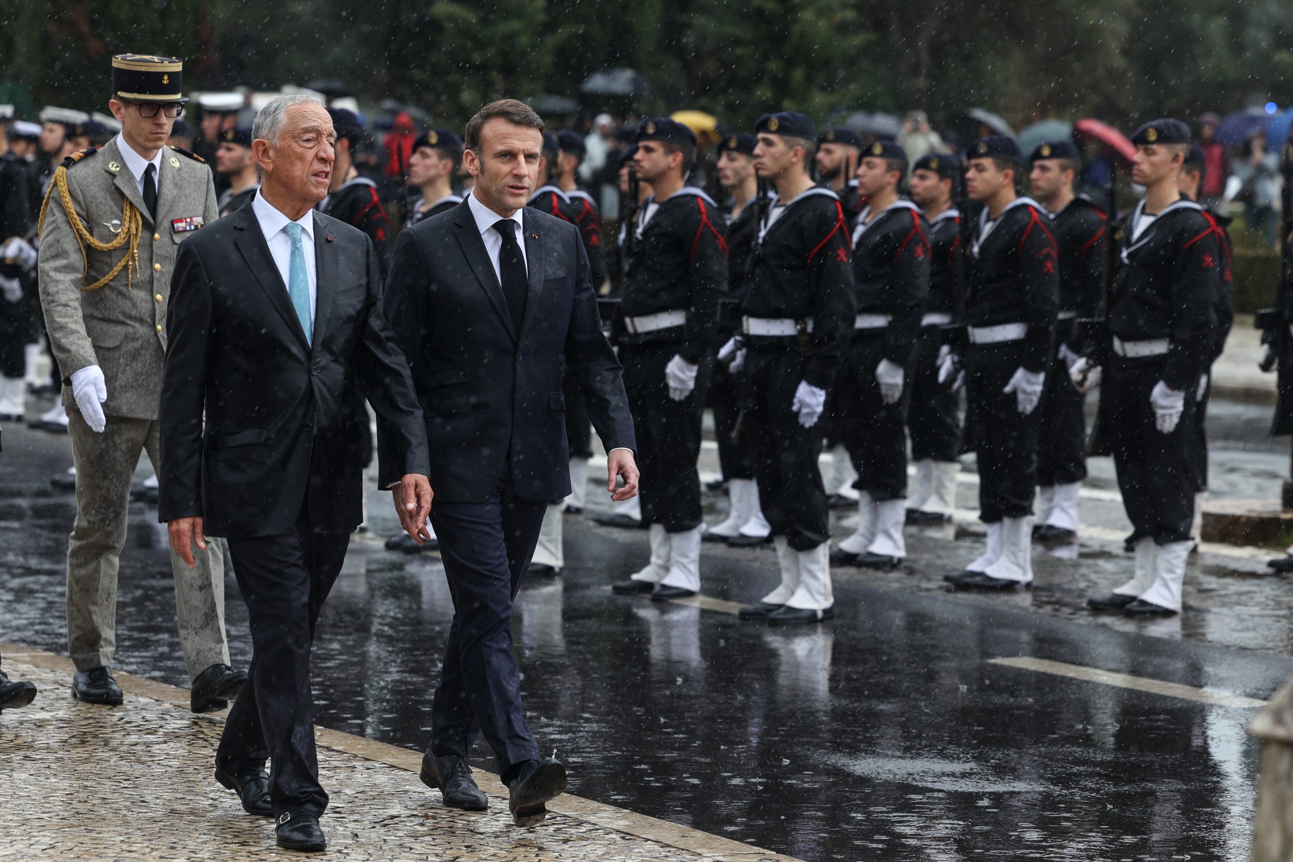 Macron e Marcelo molhados. Protocolo ou gafe?