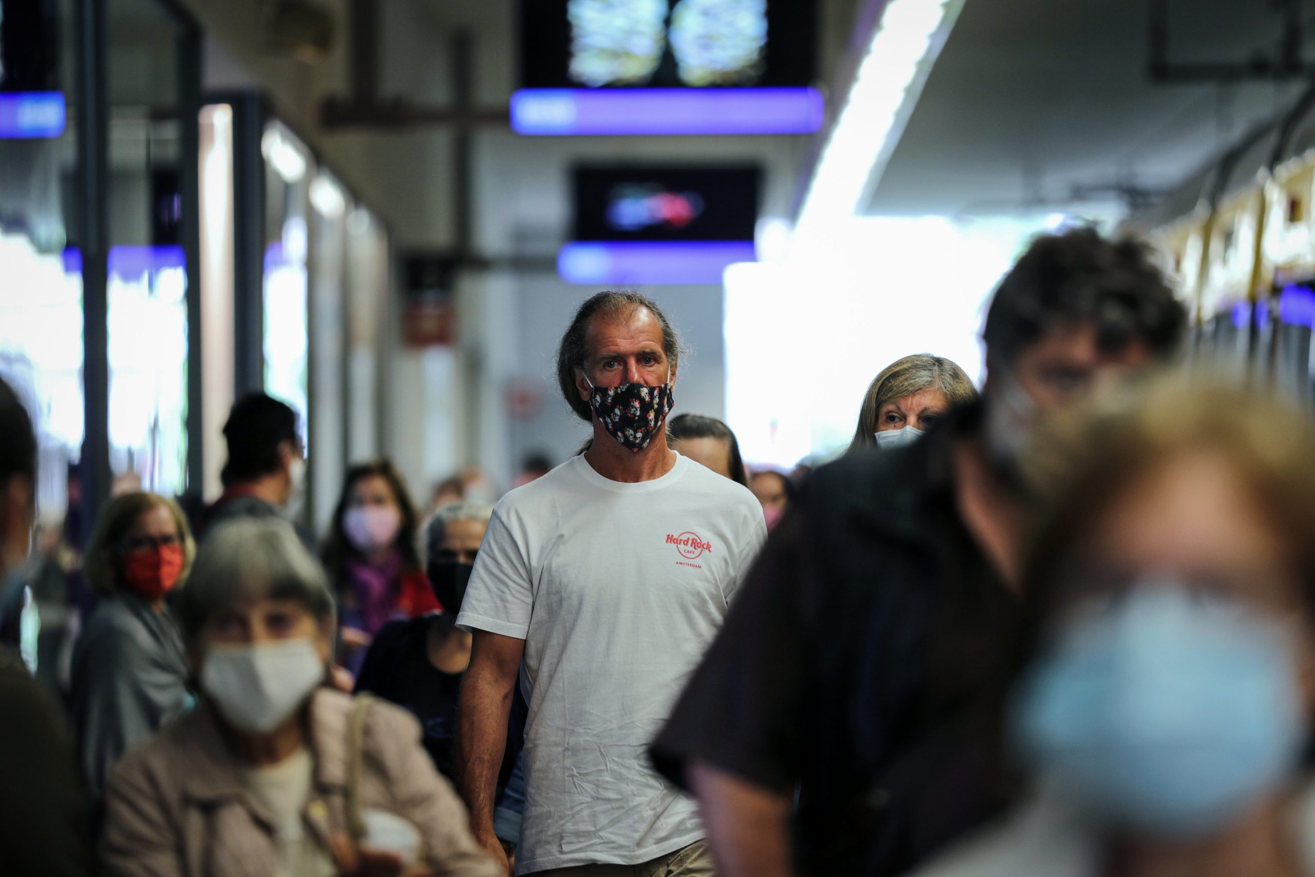 Utentes criticam metros “à pinha” e autocarros “lotados” no Porto