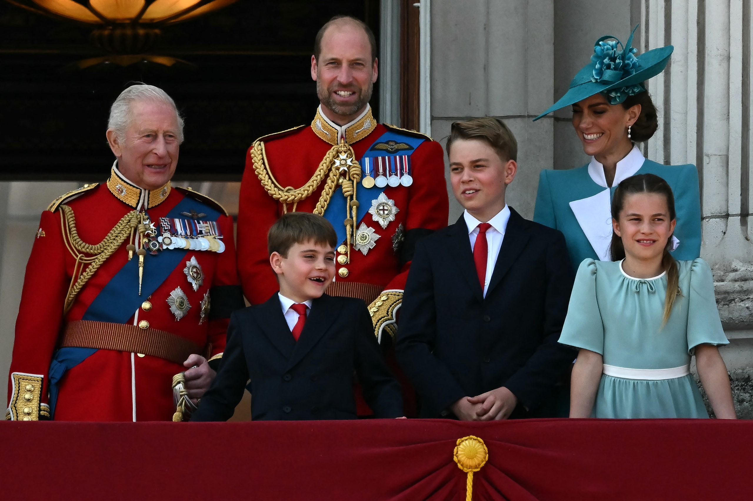 Carlos III celebra aniversário com desfile marcado por homenagem às vítimas da Air India