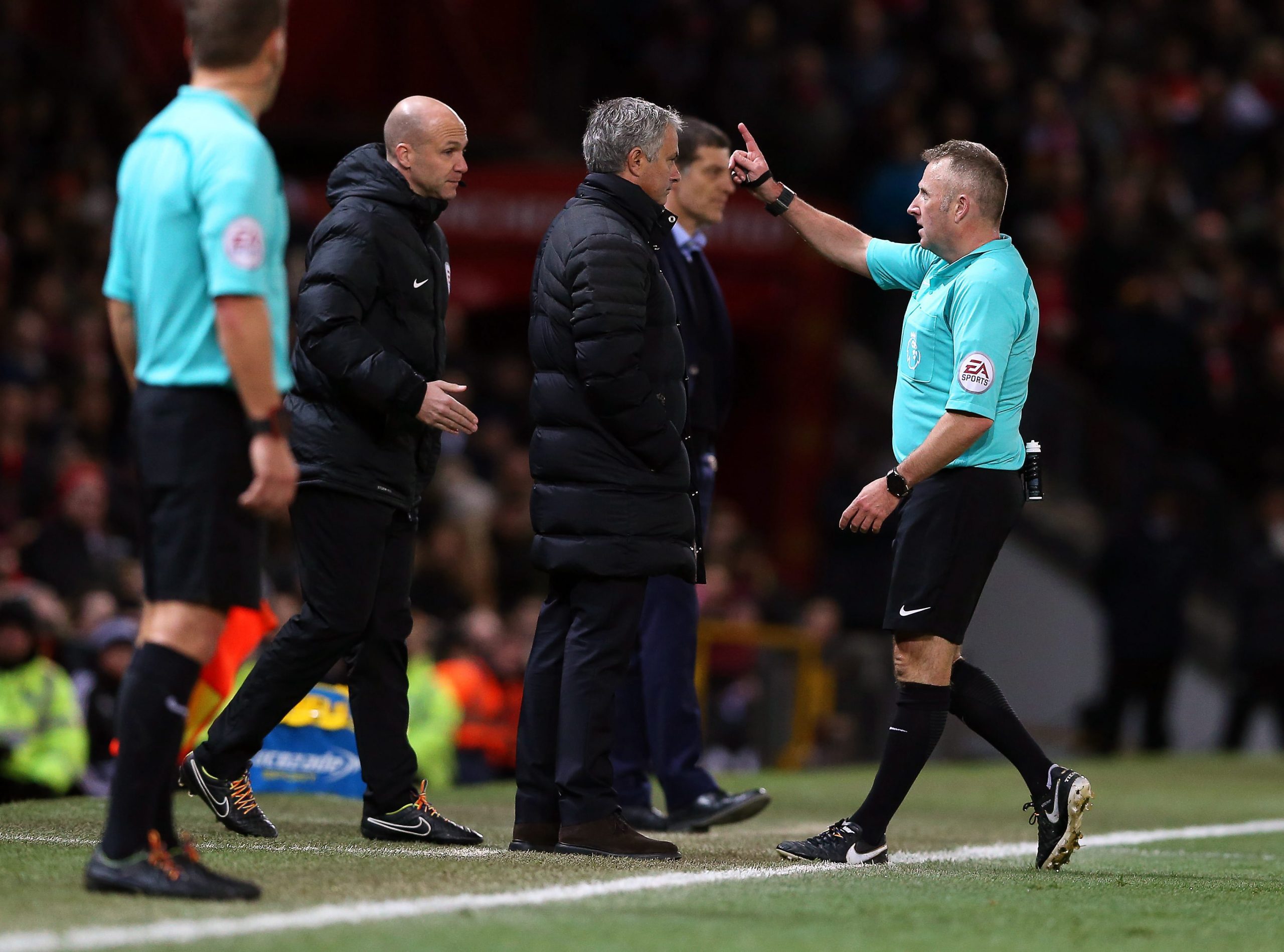 Mourinho punido com um jogo de suspensão e 18.800 euros